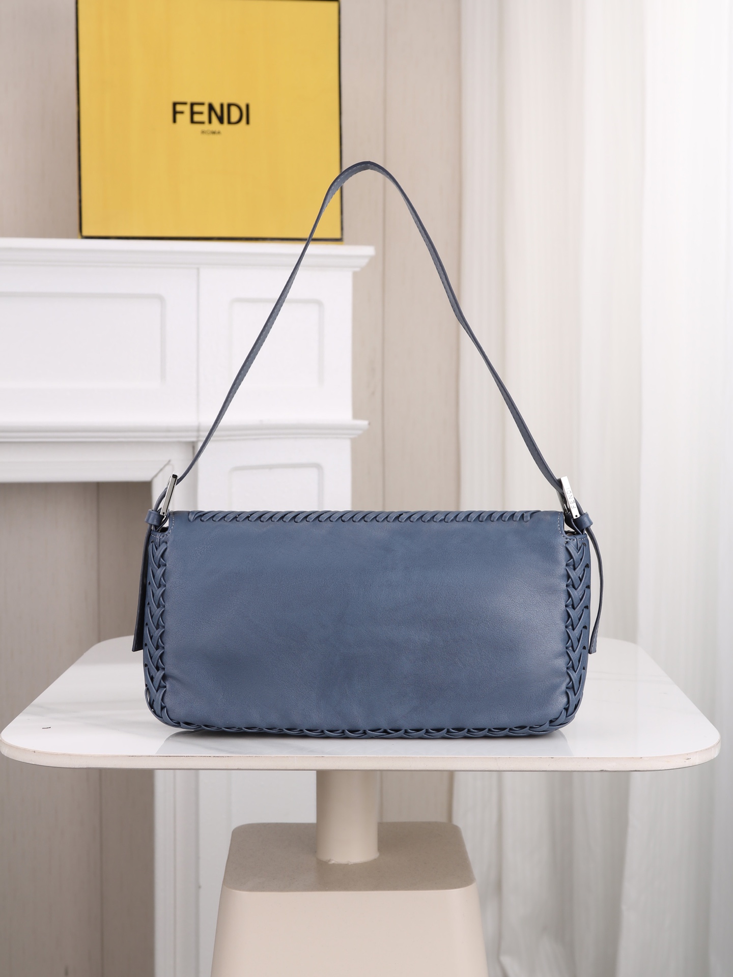 型号1121 芬迪Fendi 26编织法棍包​​ 👜Fendi 2026法棍包，棕色皮+编织细节，复古又时髦！包身流线型