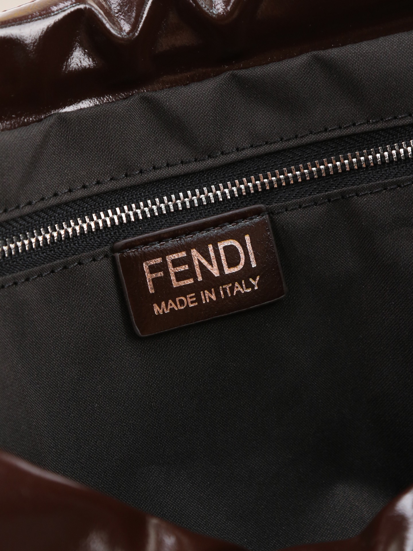 型号1122 配折叠盒 芬迪Fendi Flux信使包 🖤Fendi Flux信使包,简约大气设计,搭配标志性金属“ 型号1122 配折叠盒 芬迪Fendi Flux信使包 🖤Fendi Flux信使包,简约大气设计,搭配标志性金属“