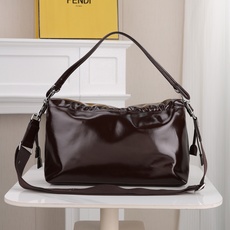 型号1122 配折叠盒 芬迪Fendi Flux信使包 🖤Fendi Flux信使包,简约大气设计,搭配标志性金属“ 型号1122 配折叠盒 芬迪Fendi Flux信使包 🖤Fendi Flux信使包,简约大气设计,搭配标志性金属“