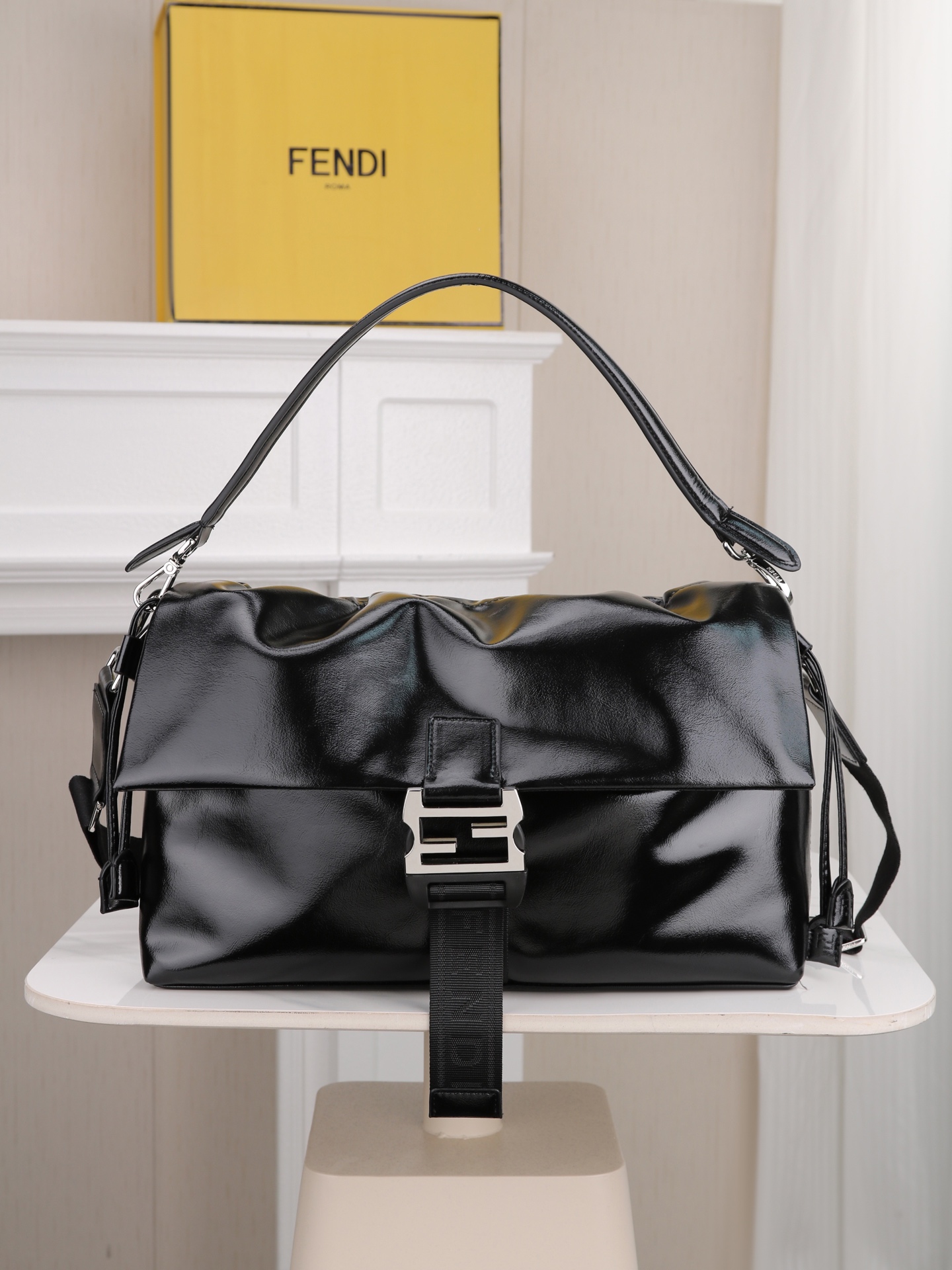 型号1122 配折叠盒 芬迪Fendi Flux信使包 🖤Fendi Flux信使包,简约大气设计,搭配标志性金属“ 型号1122 配折叠盒 芬迪Fendi Flux信使包 🖤Fendi Flux信使包,简约大气设计,搭配标志性金属“