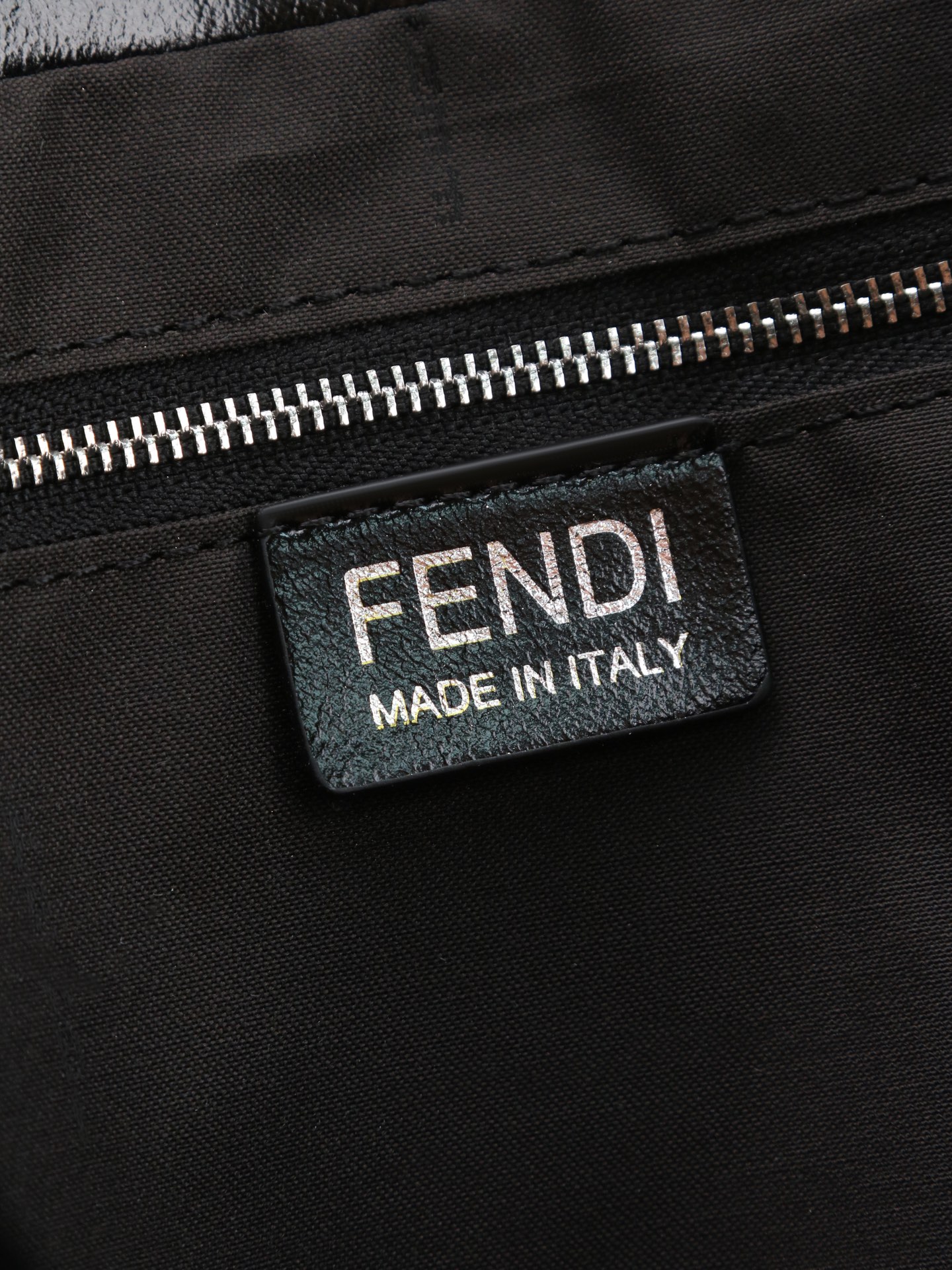 型号1122 配折叠盒 芬迪Fendi Flux信使包 🖤Fendi Flux信使包,简约大气设计,搭配标志性金属“ 型号1122 配折叠盒 芬迪Fendi Flux信使包 🖤Fendi Flux信使包,简约大气设计,搭配标志性金属“