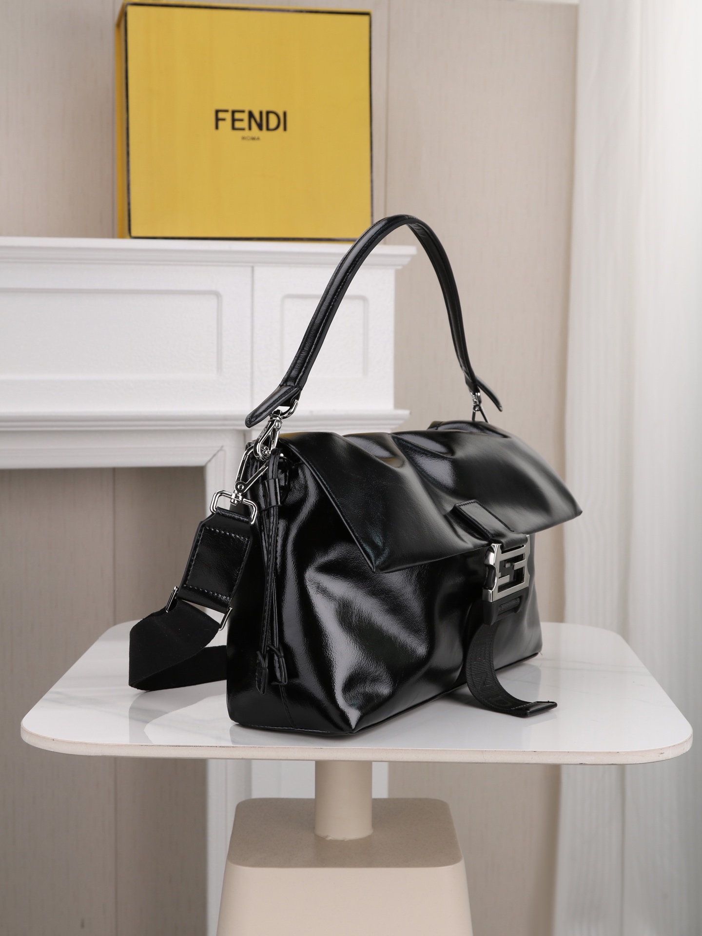 型号1122 配折叠盒 芬迪Fendi Flux信使包 🖤Fendi Flux信使包,简约大气设计,搭配标志性金属“ 型号1122 配折叠盒 芬迪Fendi Flux信使包 🖤Fendi Flux信使包,简约大气设计,搭配标志性金属“