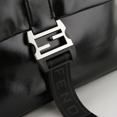 型号1122 配折叠盒 芬迪Fendi Flux信使包 🖤Fendi Flux信使包,简约大气设计,搭配标志性金属“ 型号1122 配折叠盒 芬迪Fendi Flux信使包 🖤Fendi Flux信使包,简约大气设计,搭配标志性金属“