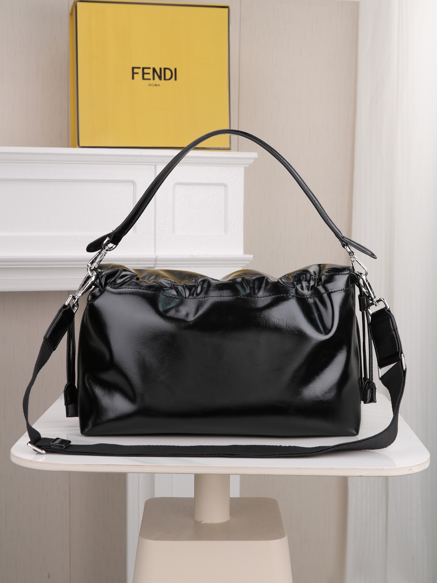 型号1122 配折叠盒 芬迪Fendi Flux信使包 🖤Fendi Flux信使包,简约大气设计,搭配标志性金属“ 型号1122 配折叠盒 芬迪Fendi Flux信使包 🖤Fendi Flux信使包,简约大气设计,搭配标志性金属“