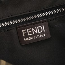 型号1122 配折叠盒 芬迪Fendi Flux信使包 🖤Fendi Flux信使包,简约大气设计,搭配标志性金属“ 型号1122 配折叠盒 芬迪Fendi Flux信使包 🖤Fendi Flux信使包,简约大气设计,搭配标志性金属“