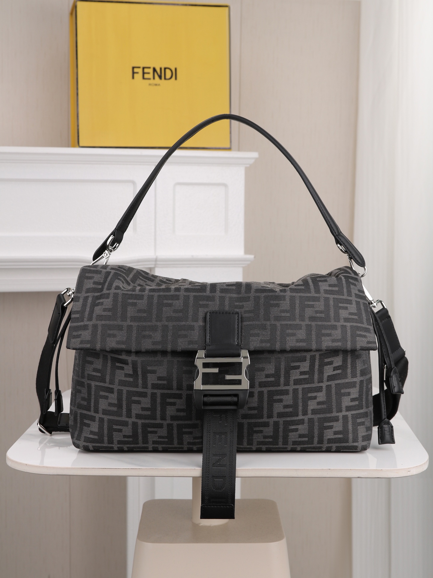 型号1122 配折叠盒 芬迪Fendi Flux信使包​​ 🖤Fendi Flux信使包，简约大气设计，搭配标志性金属“