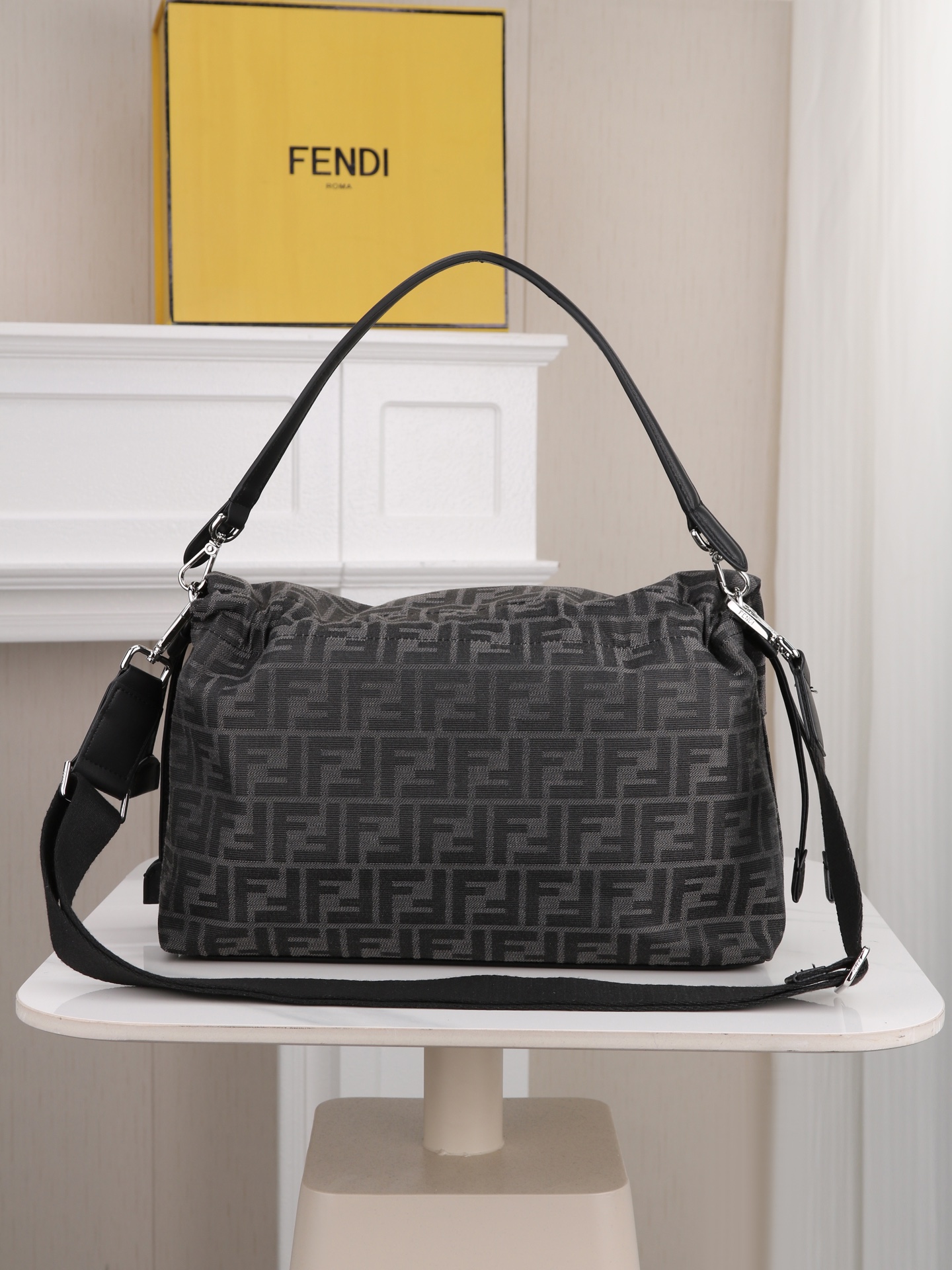 型号1122 配折叠盒 芬迪Fendi Flux信使包​​ 🖤Fendi Flux信使包，简约大气设计，搭配标志性金属“
