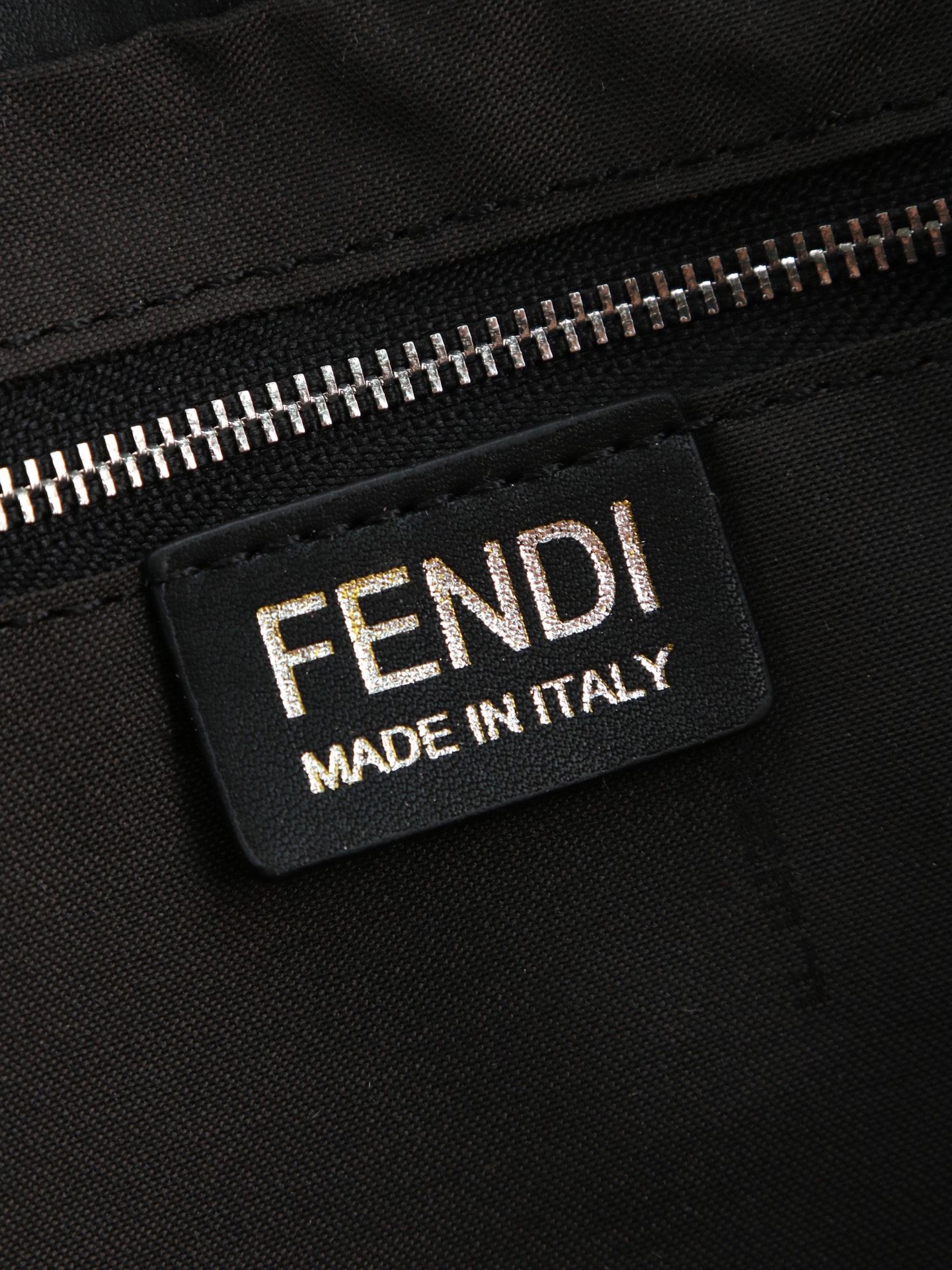 型号1122 配折叠盒 芬迪Fendi Flux信使包​​ 🖤Fendi Flux信使包，简约大气设计，搭配标志性金属“