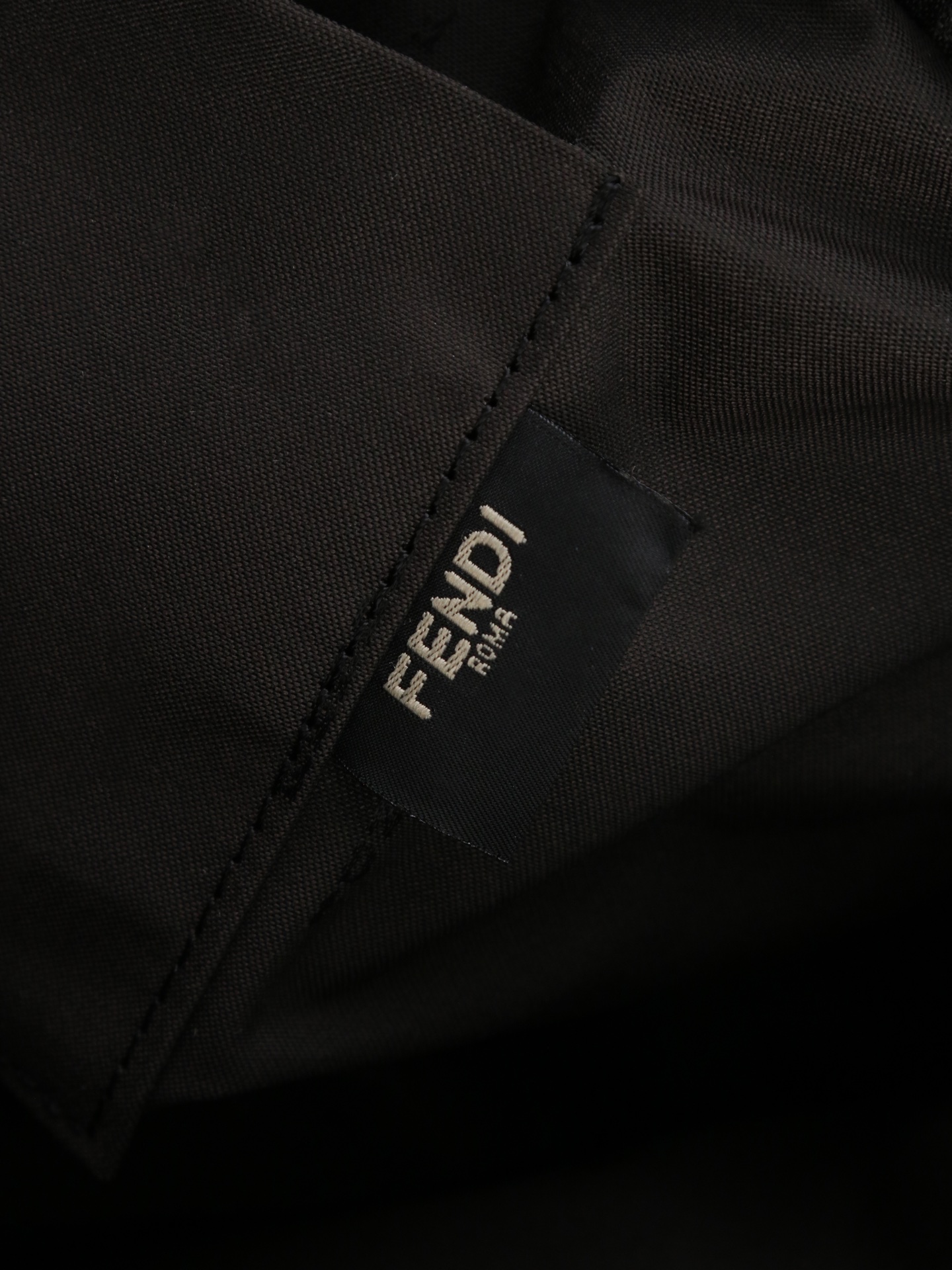 型号1122 配折叠盒 芬迪Fendi Flux信使包​​ 🖤Fendi Flux信使包，简约大气设计，搭配标志性金属“