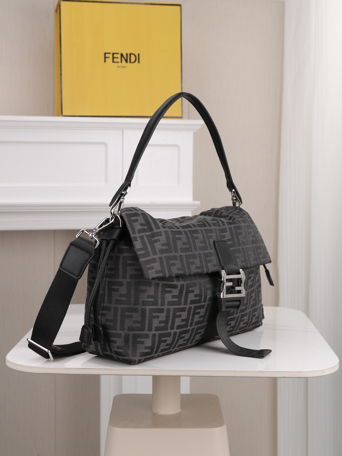 型号1122 配折叠盒 芬迪Fendi Flux信使包​​ 🖤Fendi Flux信使包，简约大气设计，搭配标志性金属“