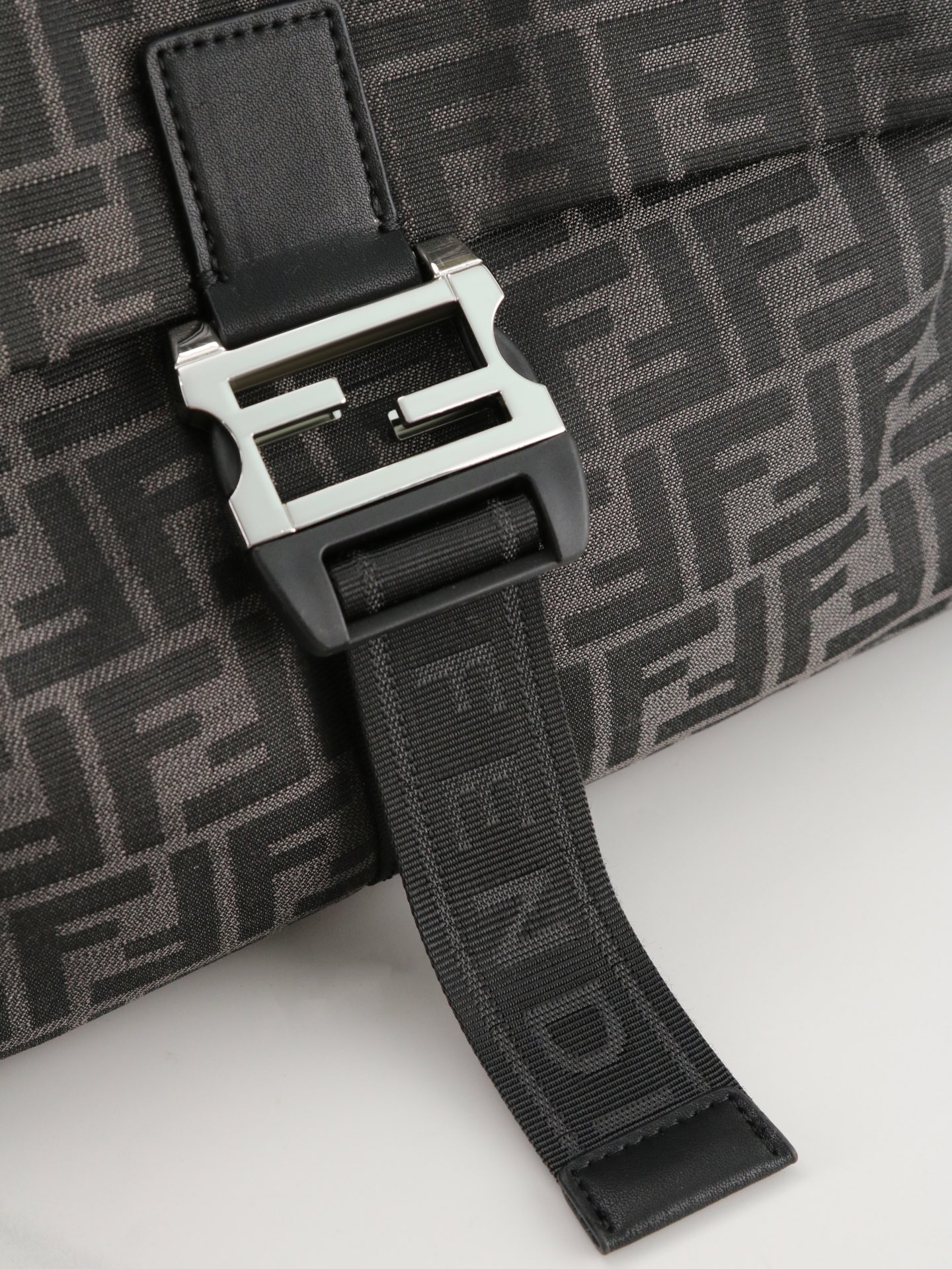 型号1122 配折叠盒 芬迪Fendi Flux信使包​​ 🖤Fendi Flux信使包，简约大气设计，搭配标志性金属“