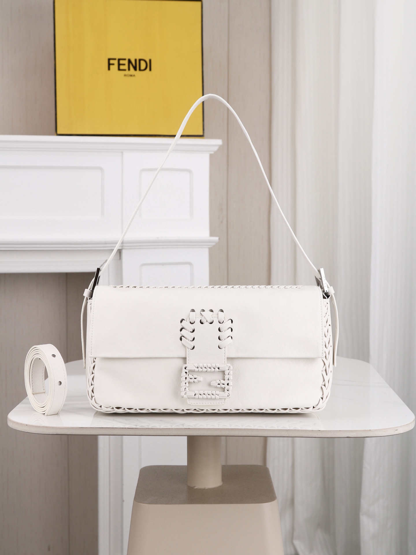 型号1121 芬迪Fendi 26编织法棍包​​ 👜Fendi 2026法棍包，棕色皮+编织细节，复古又时髦！包身流线型