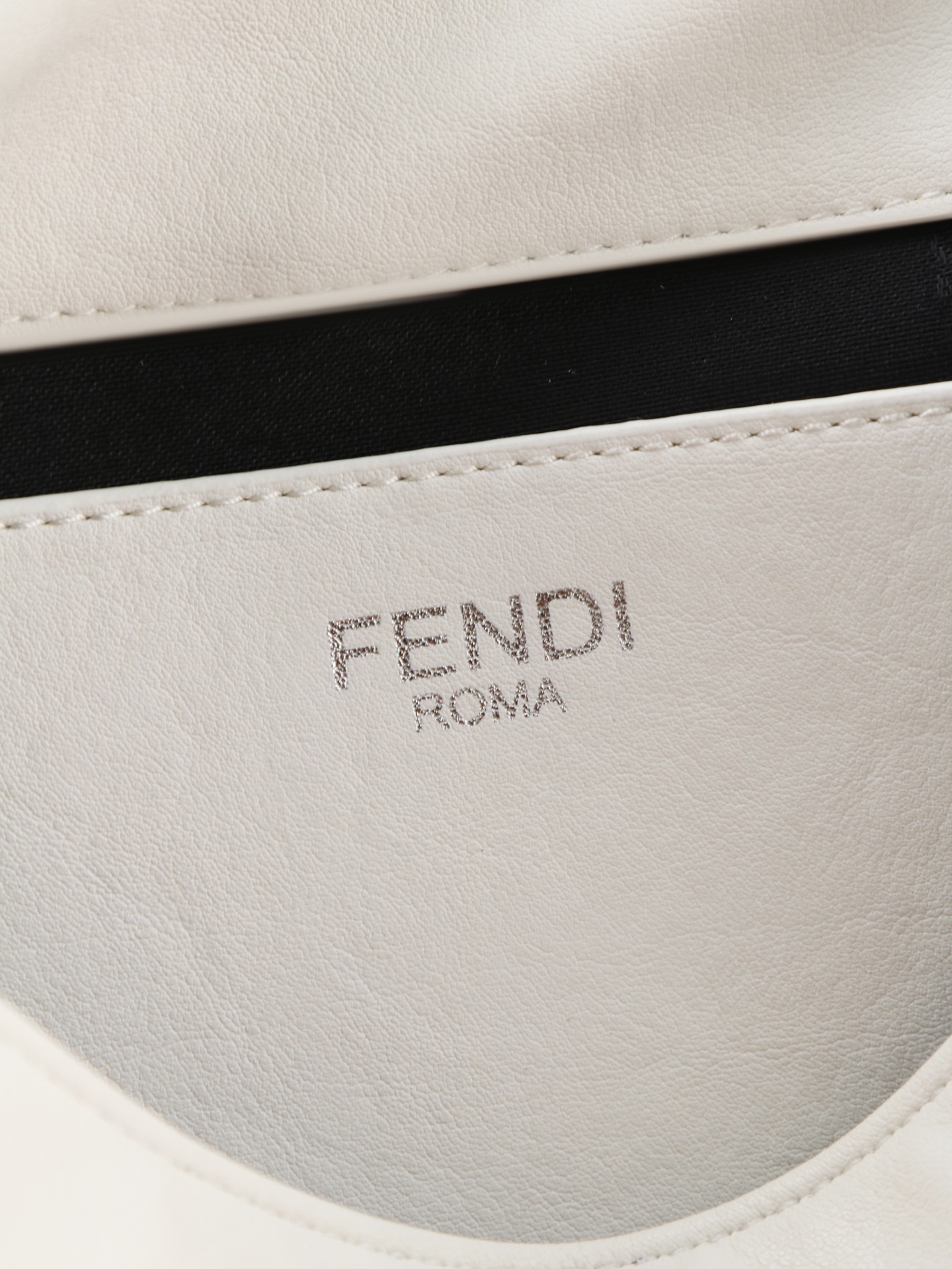 型号1121 芬迪Fendi 26编织法棍包​​ 👜Fendi 2026法棍包，棕色皮+编织细节，复古又时髦！包身流线型