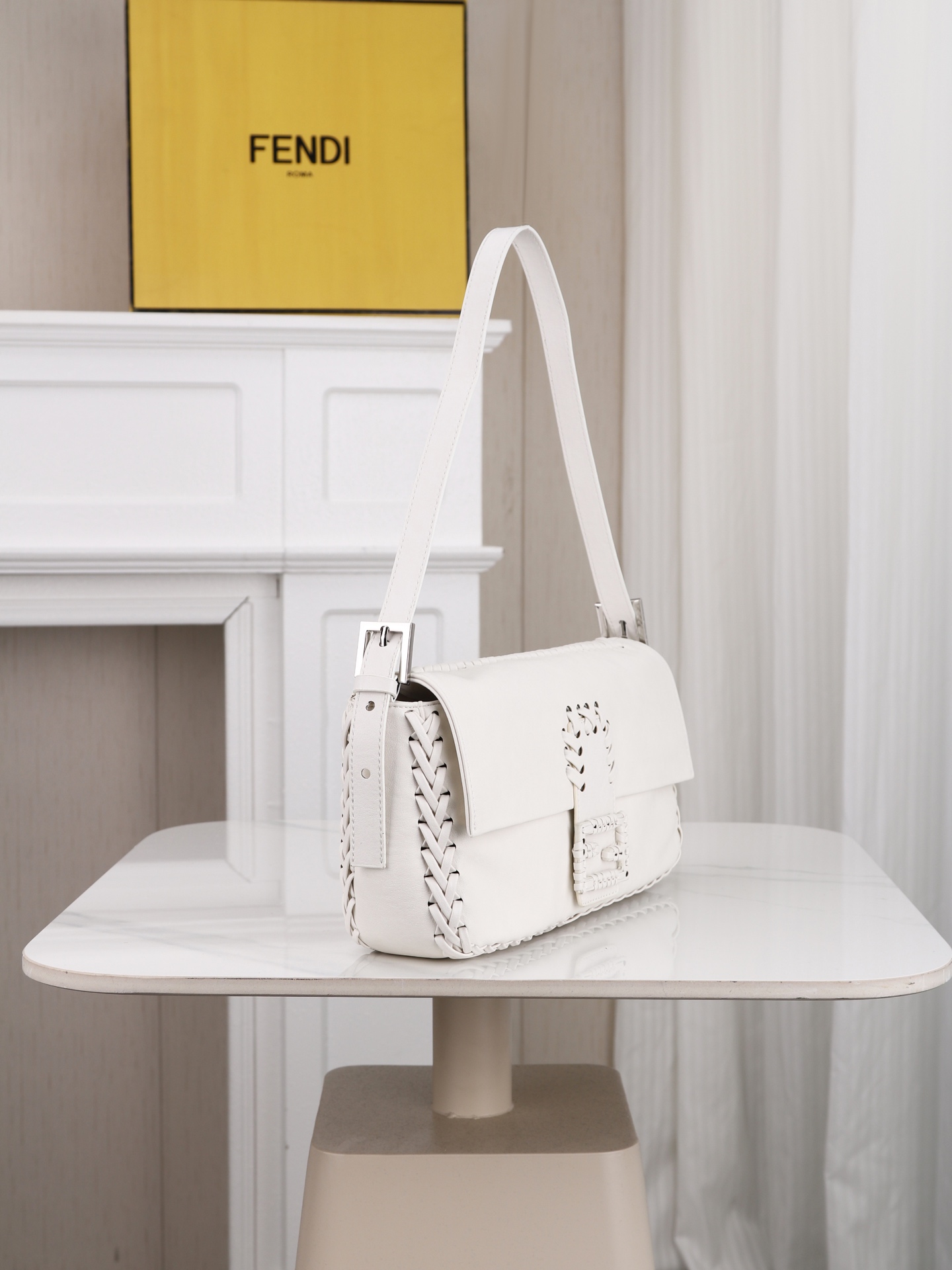 型号1121 芬迪Fendi 26编织法棍包​​ 👜Fendi 2026法棍包，棕色皮+编织细节，复古又时髦！包身流线型