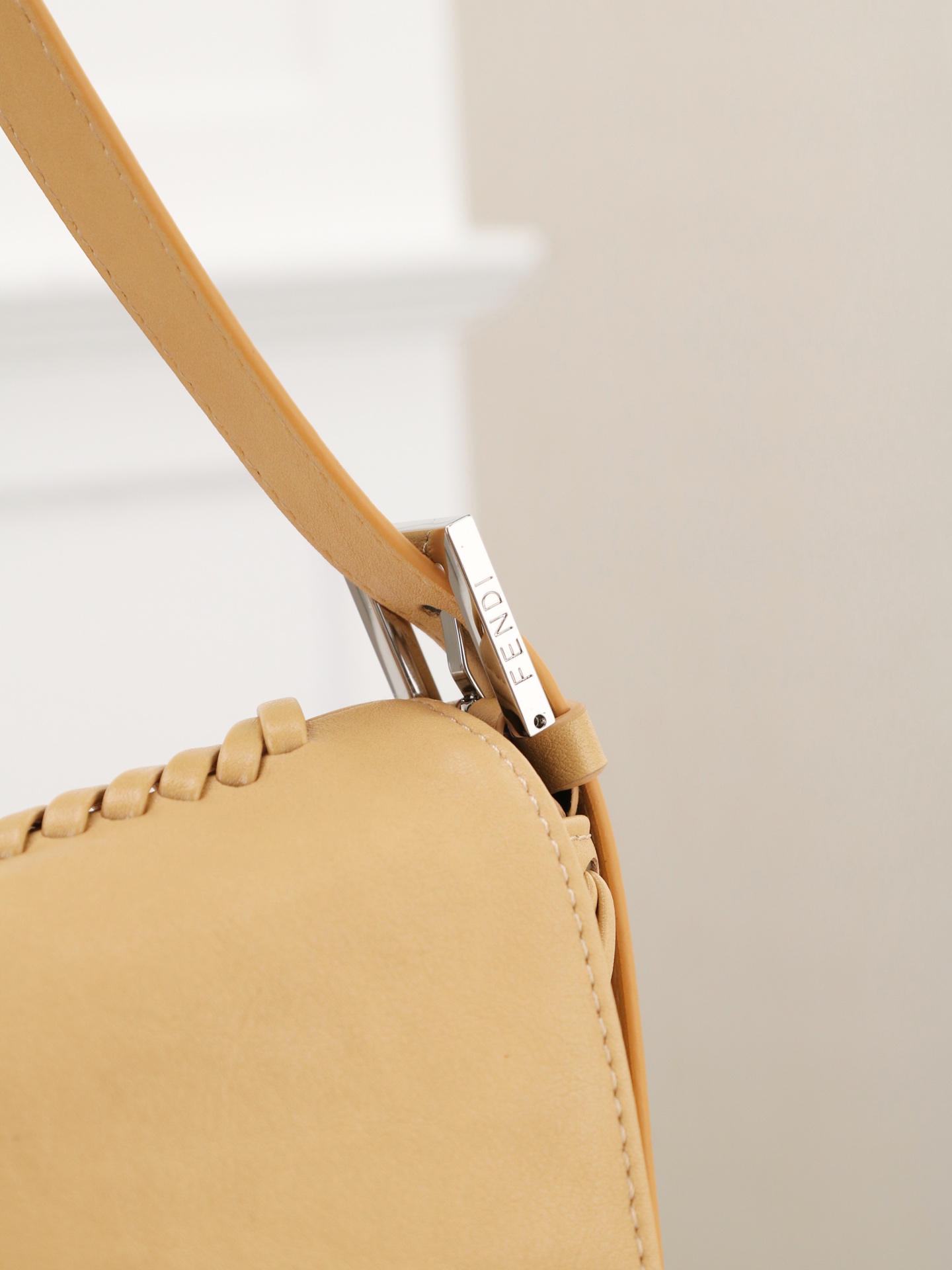型号1121 芬迪Fendi 26编织法棍包 👜Fendi 2026法棍包,棕色皮+编织细节,复古又时髦!包身流线型 型号1121 芬迪Fendi 26编织法棍包 👜Fendi 2026法棍包,棕色皮+编织细节,复古又时髦!包身流线型