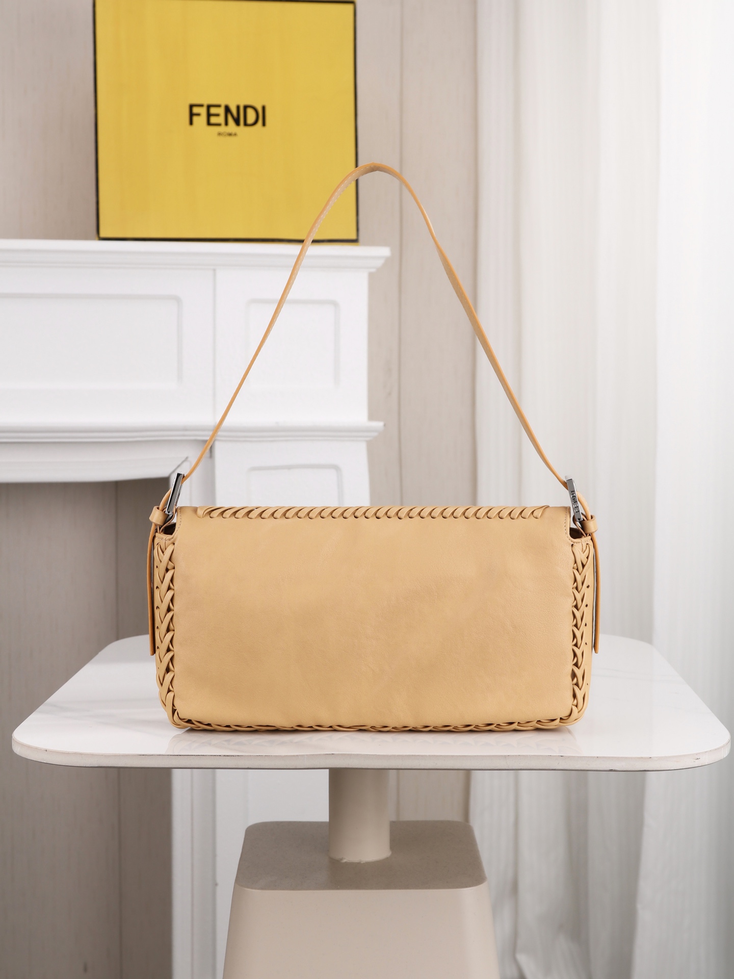 型号1121 芬迪Fendi 26编织法棍包 👜Fendi 2026法棍包,棕色皮+编织细节,复古又时髦!包身流线型 型号1121 芬迪Fendi 26编织法棍包 👜Fendi 2026法棍包,棕色皮+编织细节,复古又时髦!包身流线型