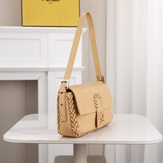 型号1121 芬迪Fendi 26编织法棍包 👜Fendi 2026法棍包,棕色皮+编织细节,复古又时髦!包身流线型 型号1121 芬迪Fendi 26编织法棍包 👜Fendi 2026法棍包,棕色皮+编织细节,复古又时髦!包身流线型