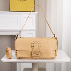 型号1121 芬迪Fendi 26编织法棍包 👜Fendi 2026法棍包,棕色皮+编织细节,复古又时髦!包身流线型 型号1121 芬迪Fendi 26编织法棍包 👜Fendi 2026法棍包,棕色皮+编织细节,复古又时髦!包身流线型