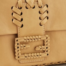 型号1121 芬迪Fendi 26编织法棍包 👜Fendi 2026法棍包,棕色皮+编织细节,复古又时髦!包身流线型 型号1121 芬迪Fendi 26编织法棍包 👜Fendi 2026法棍包,棕色皮+编织细节,复古又时髦!包身流线型