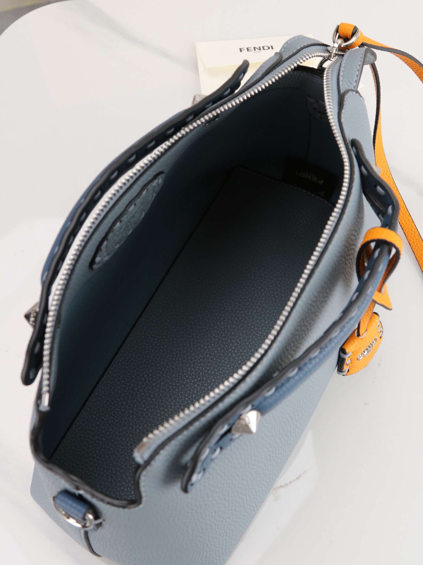 型号1119 FENDI^ 新品波士顿手提包~ 经典老花布料搭配小牛皮材质,双提手和吊坠,可调节可拆卸肩带,顶部拉链设计 型号1119 FENDI^ 新品波士顿手提包~ 经典老花布料搭配小牛皮材质,双提手和吊坠,可调节可拆卸肩带,顶部拉链设计