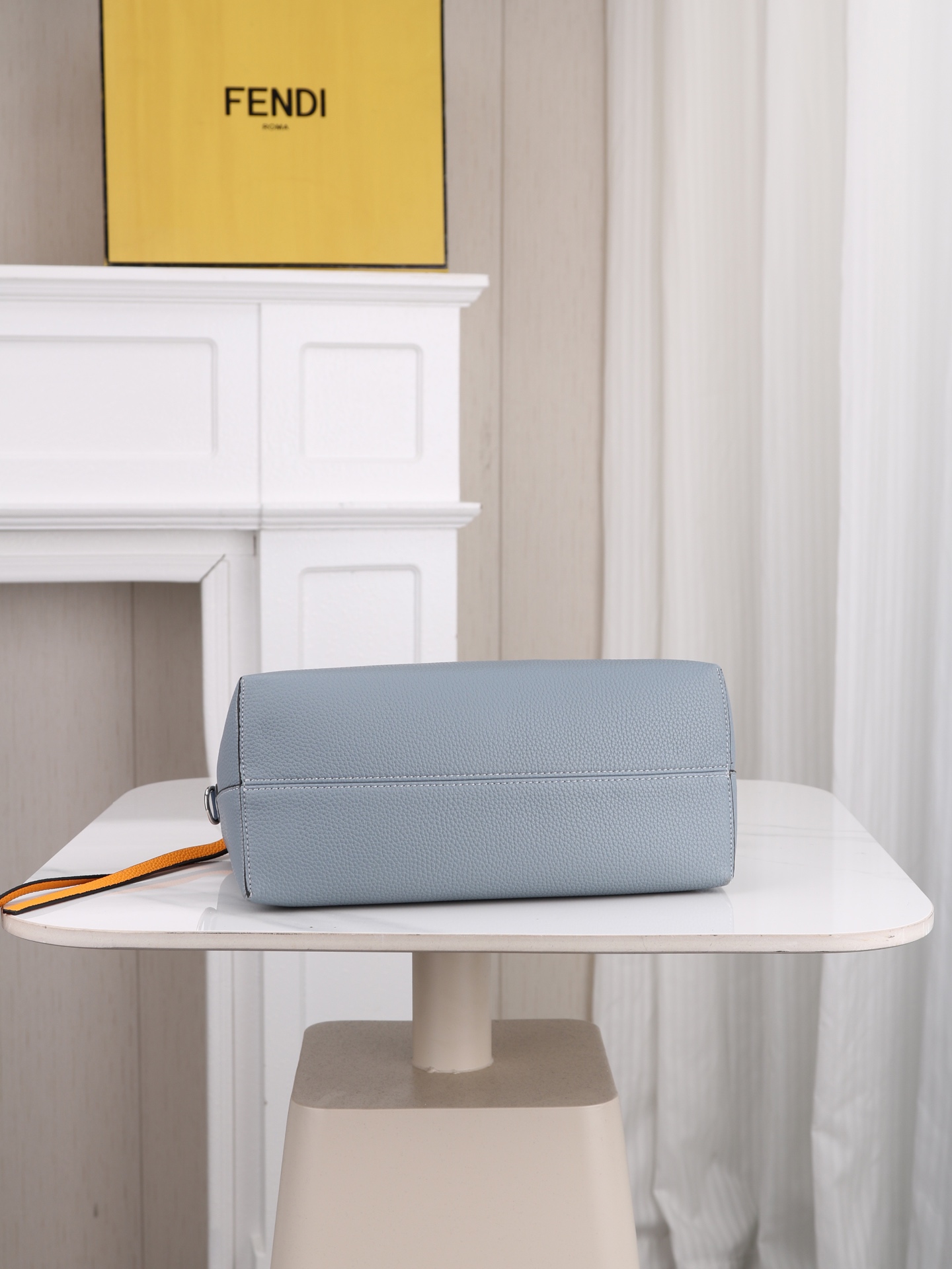 型号1119 FENDI^ 新品波士顿手提包~ 经典老花布料搭配小牛皮材质,双提手和吊坠,可调节可拆卸肩带,顶部拉链设计 型号1119 FENDI^ 新品波士顿手提包~ 经典老花布料搭配小牛皮材质,双提手和吊坠,可调节可拆卸肩带,顶部拉链设计