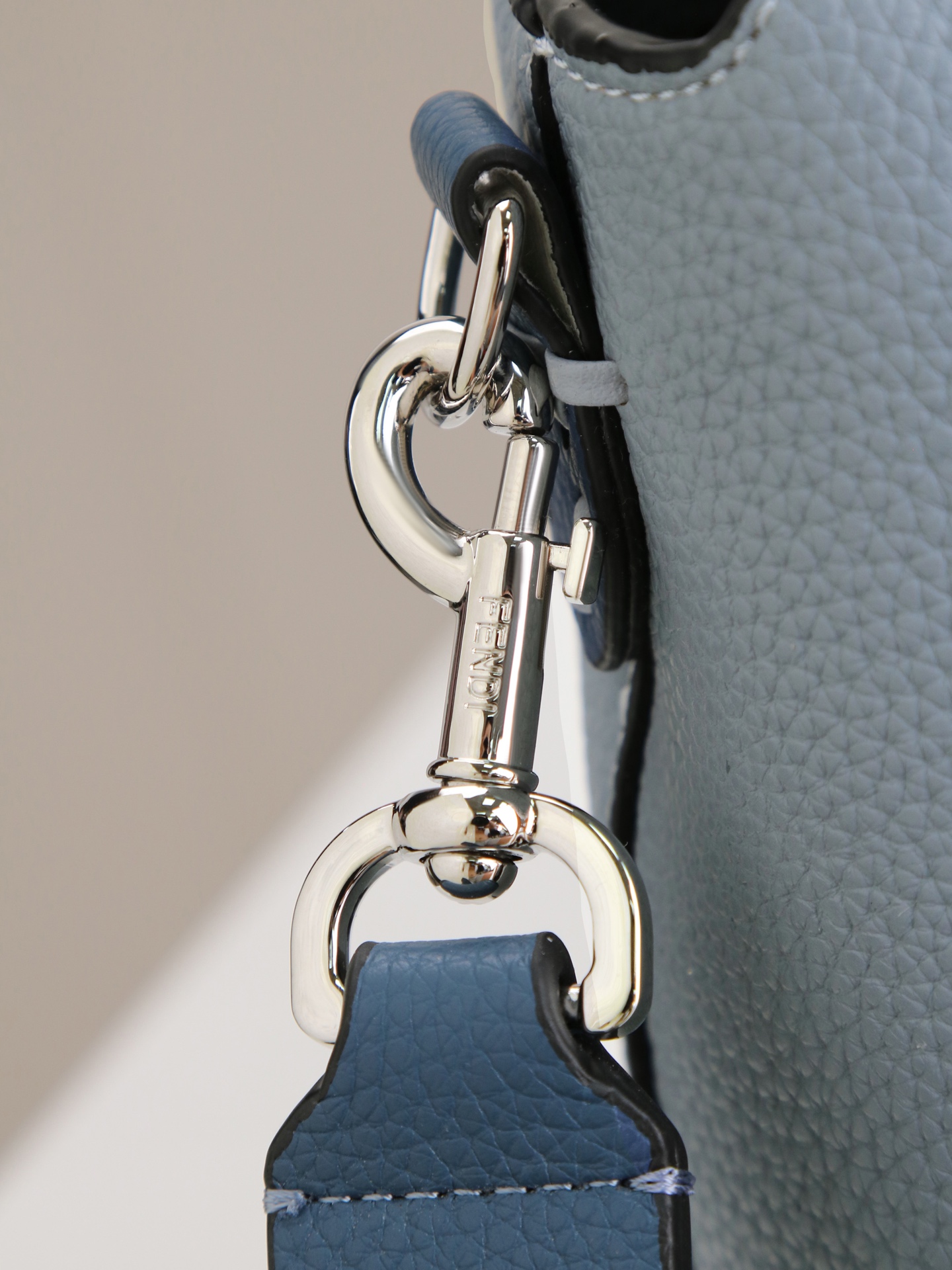 型号1119 FENDI^ 新品波士顿手提包~ 经典老花布料搭配小牛皮材质,双提手和吊坠,可调节可拆卸肩带,顶部拉链设计 型号1119 FENDI^ 新品波士顿手提包~ 经典老花布料搭配小牛皮材质,双提手和吊坠,可调节可拆卸肩带,顶部拉链设计