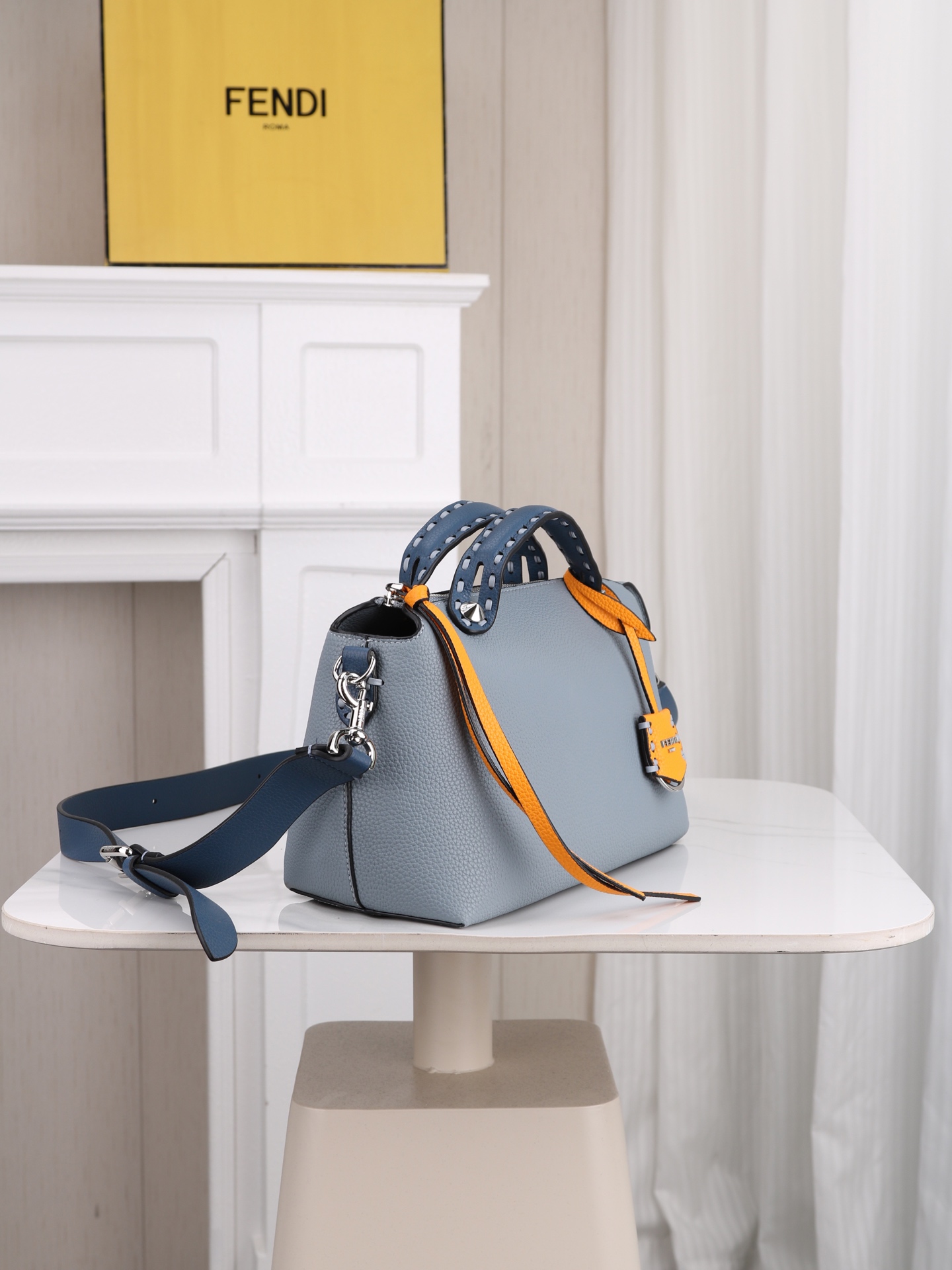 型号1119 FENDI^ 新品波士顿手提包~ 经典老花布料搭配小牛皮材质,双提手和吊坠,可调节可拆卸肩带,顶部拉链设计 型号1119 FENDI^ 新品波士顿手提包~ 经典老花布料搭配小牛皮材质,双提手和吊坠,可调节可拆卸肩带,顶部拉链设计