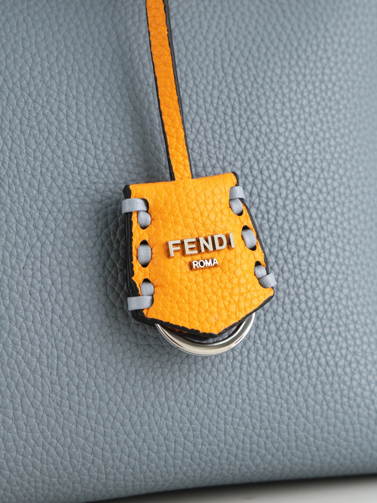 型号1119 FENDI^ 新品波士顿手提包~ 经典老花布料搭配小牛皮材质,双提手和吊坠,可调节可拆卸肩带,顶部拉链设计 型号1119 FENDI^ 新品波士顿手提包~ 经典老花布料搭配小牛皮材质,双提手和吊坠,可调节可拆卸肩带,顶部拉链设计