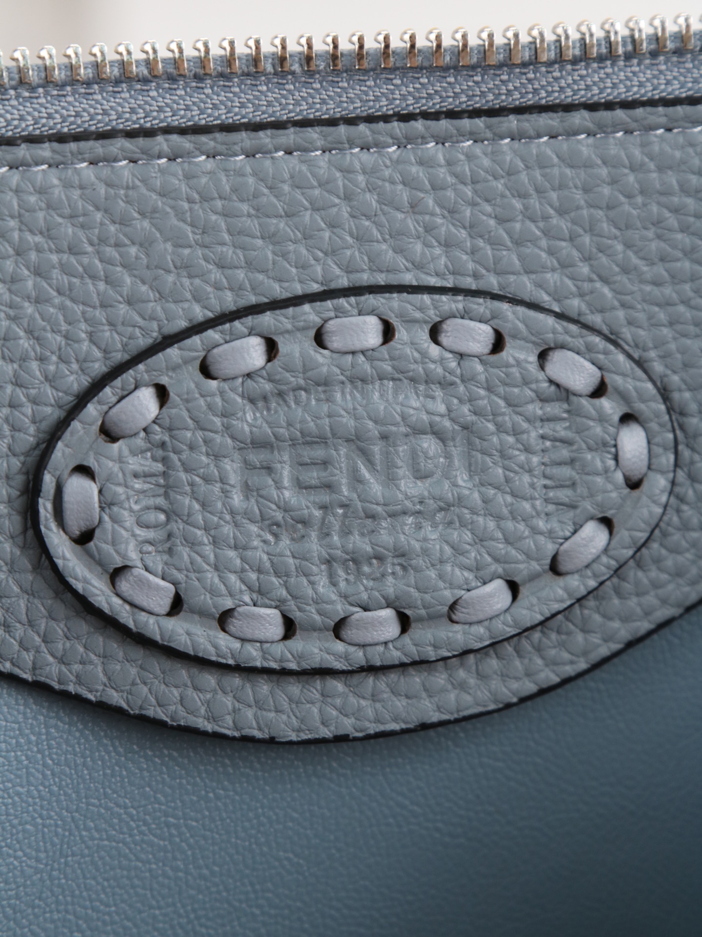型号1119 FENDI^ 新品波士顿手提包~ 经典老花布料搭配小牛皮材质,双提手和吊坠,可调节可拆卸肩带,顶部拉链设计 型号1119 FENDI^ 新品波士顿手提包~ 经典老花布料搭配小牛皮材质,双提手和吊坠,可调节可拆卸肩带,顶部拉链设计