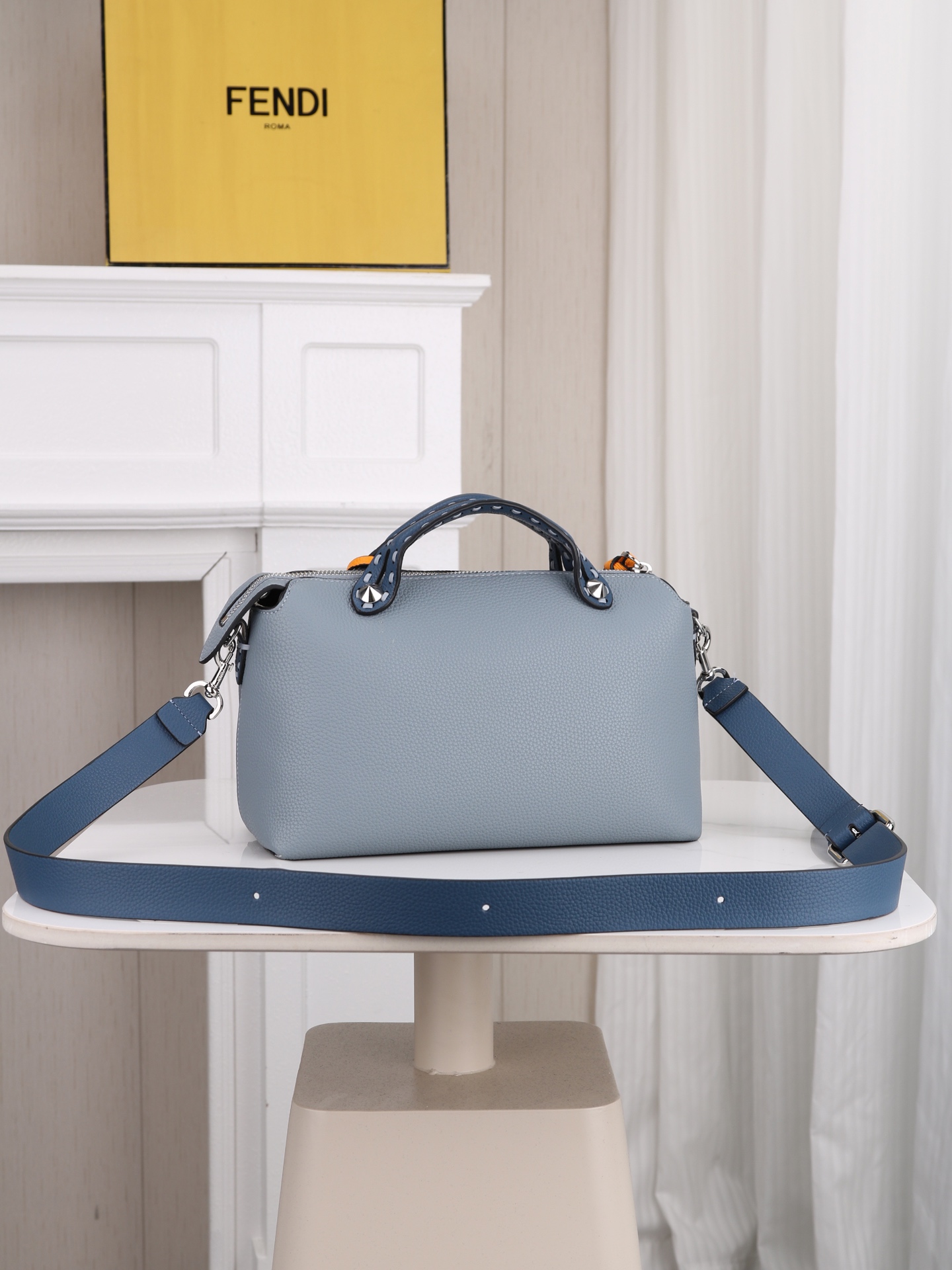 型号1119 FENDI^ 新品波士顿手提包~ 经典老花布料搭配小牛皮材质,双提手和吊坠,可调节可拆卸肩带,顶部拉链设计 型号1119 FENDI^ 新品波士顿手提包~ 经典老花布料搭配小牛皮材质,双提手和吊坠,可调节可拆卸肩带,顶部拉链设计