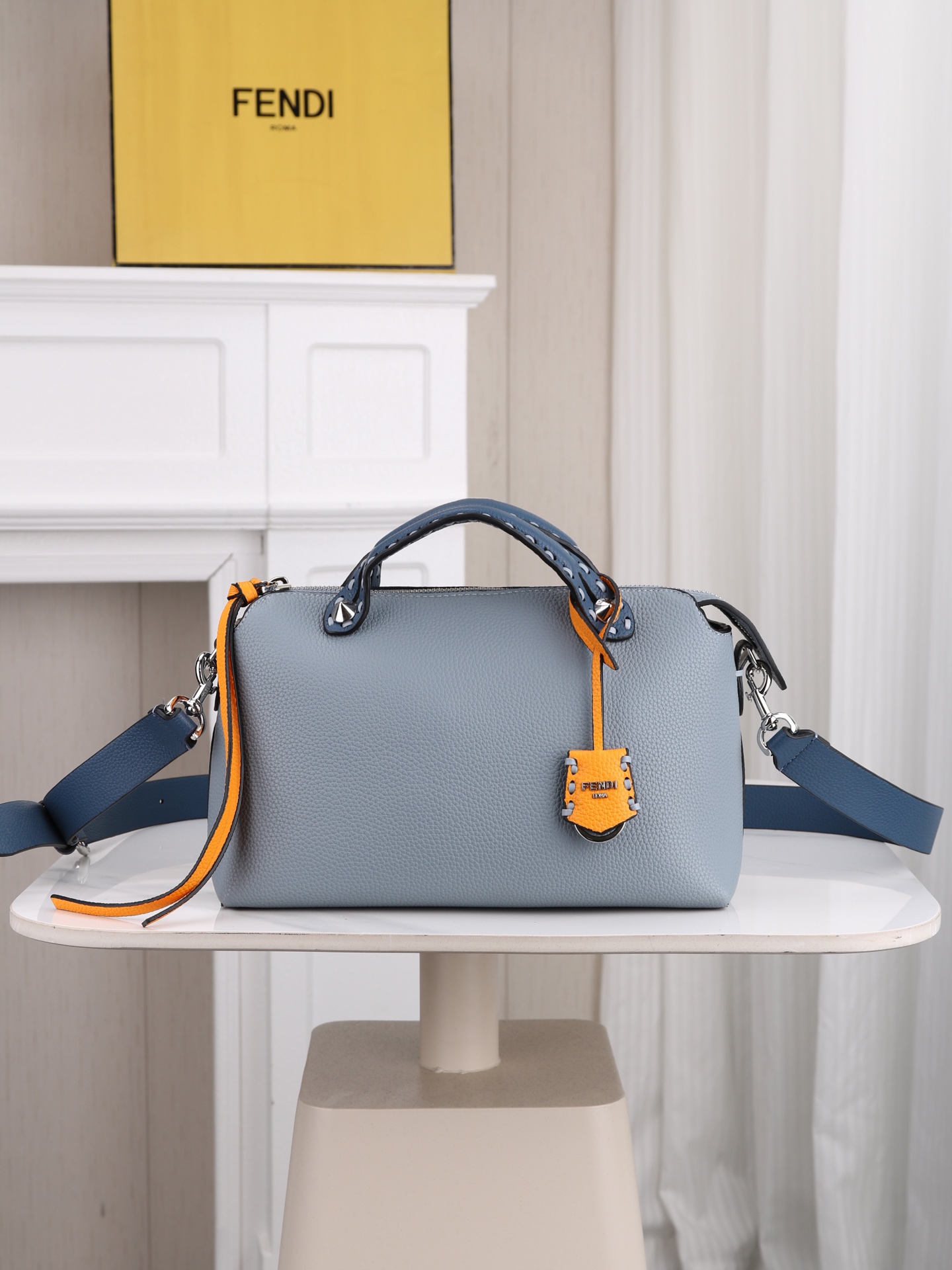 型号1119 FENDI^ 新品波士顿手提包~ 经典老花布料搭配小牛皮材质,双提手和吊坠,可调节可拆卸肩带,顶部拉链设计 型号1119 FENDI^ 新品波士顿手提包~ 经典老花布料搭配小牛皮材质,双提手和吊坠,可调节可拆卸肩带,顶部拉链设计