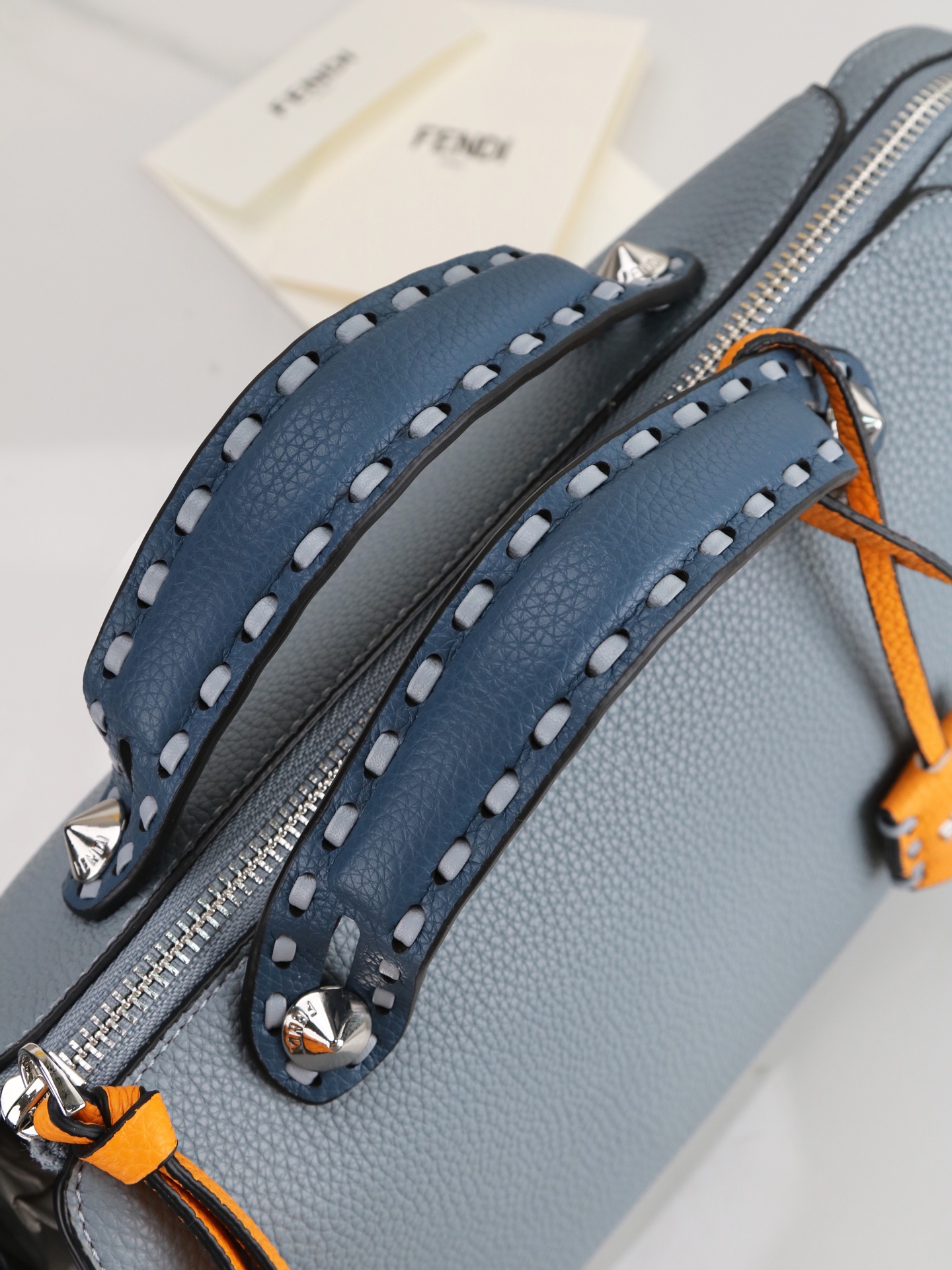 型号1119 FENDI^ 新品波士顿手提包~ 经典老花布料搭配小牛皮材质,双提手和吊坠,可调节可拆卸肩带,顶部拉链设计 型号1119 FENDI^ 新品波士顿手提包~ 经典老花布料搭配小牛皮材质,双提手和吊坠,可调节可拆卸肩带,顶部拉链设计