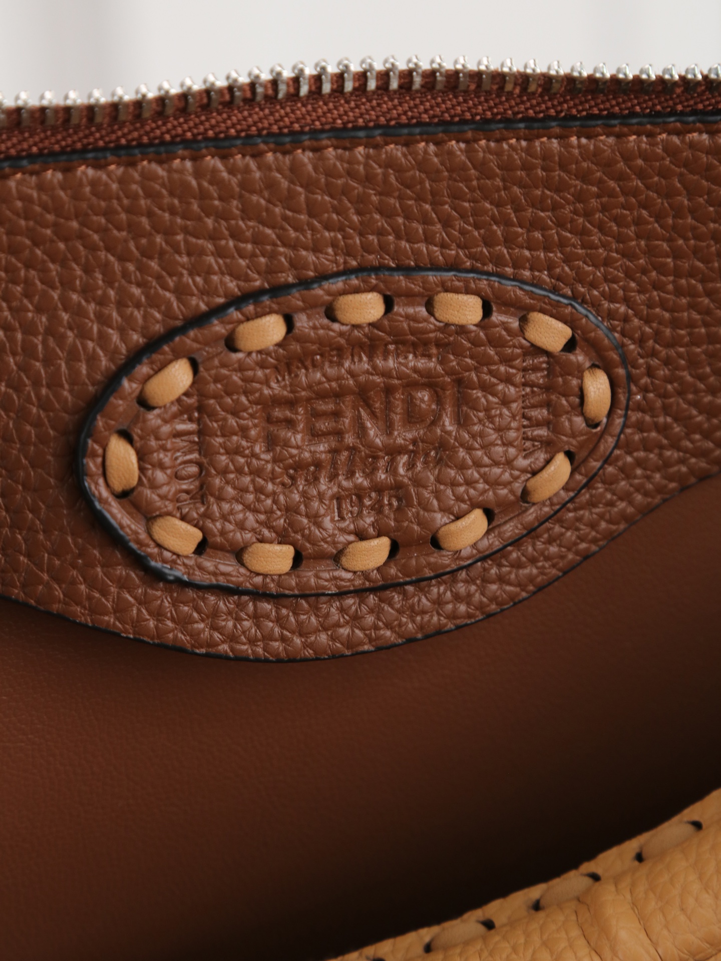 型号1119 FENDI^ 新品波士顿手提包~ 经典老花布料搭配小牛皮材质,双提手和吊坠,可调节可拆卸肩带,顶部拉链设计 型号1119 FENDI^ 新品波士顿手提包~ 经典老花布料搭配小牛皮材质,双提手和吊坠,可调节可拆卸肩带,顶部拉链设计