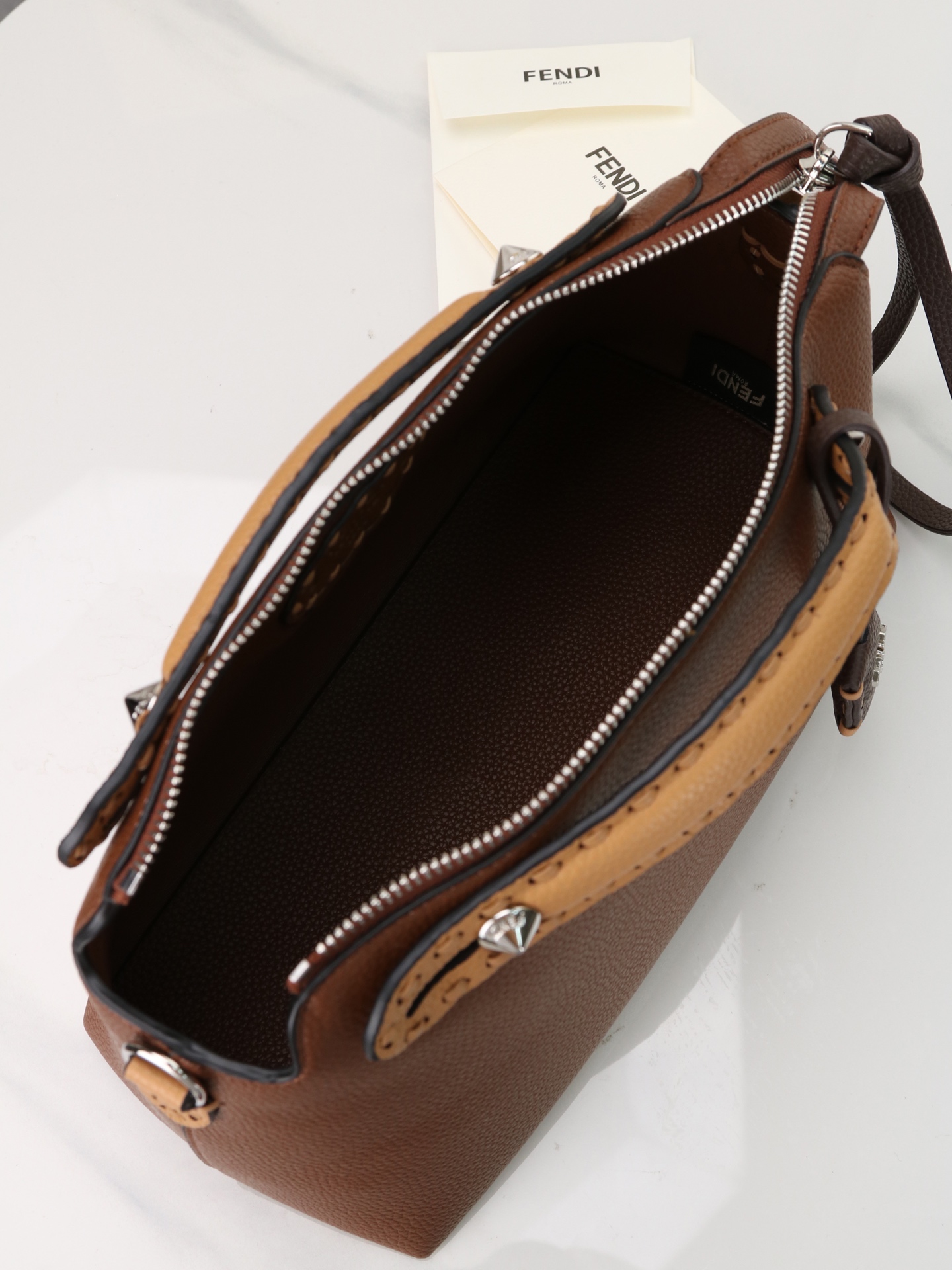 型号1119 FENDI^ 新品波士顿手提包~ 经典老花布料搭配小牛皮材质,双提手和吊坠,可调节可拆卸肩带,顶部拉链设计 型号1119 FENDI^ 新品波士顿手提包~ 经典老花布料搭配小牛皮材质,双提手和吊坠,可调节可拆卸肩带,顶部拉链设计