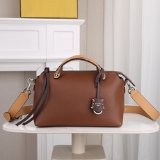 型号1119 FENDI^ 新品波士顿手提包~ 经典老花布料搭配小牛皮材质,双提手和吊坠,可调节可拆卸肩带,顶部拉链设计 型号1119 FENDI^ 新品波士顿手提包~ 经典老花布料搭配小牛皮材质,双提手和吊坠,可调节可拆卸肩带,顶部拉链设计