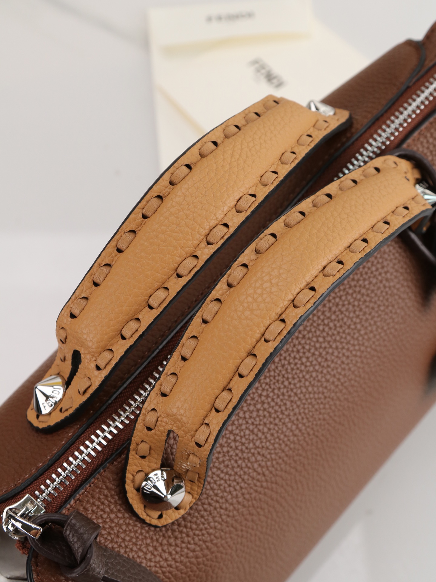 型号1119 FENDI^ 新品波士顿手提包~ 经典老花布料搭配小牛皮材质,双提手和吊坠,可调节可拆卸肩带,顶部拉链设计 型号1119 FENDI^ 新品波士顿手提包~ 经典老花布料搭配小牛皮材质,双提手和吊坠,可调节可拆卸肩带,顶部拉链设计