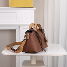 型号1119 FENDI^ 新品波士顿手提包~ 经典老花布料搭配小牛皮材质,双提手和吊坠,可调节可拆卸肩带,顶部拉链设计 型号1119 FENDI^ 新品波士顿手提包~ 经典老花布料搭配小牛皮材质,双提手和吊坠,可调节可拆卸肩带,顶部拉链设计