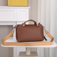 型号1119 FENDI^ 新品波士顿手提包~ 经典老花布料搭配小牛皮材质,双提手和吊坠,可调节可拆卸肩带,顶部拉链设计 型号1119 FENDI^ 新品波士顿手提包~ 经典老花布料搭配小牛皮材质,双提手和吊坠,可调节可拆卸肩带,顶部拉链设计