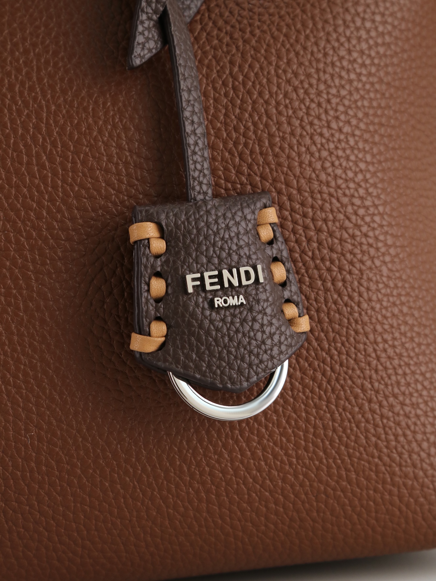 型号1119 FENDI^ 新品波士顿手提包~ 经典老花布料搭配小牛皮材质,双提手和吊坠,可调节可拆卸肩带,顶部拉链设计 型号1119 FENDI^ 新品波士顿手提包~ 经典老花布料搭配小牛皮材质,双提手和吊坠,可调节可拆卸肩带,顶部拉链设计
