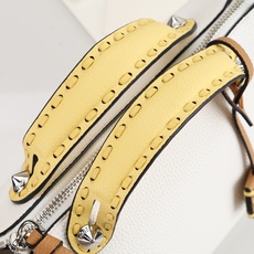 型号1119 FENDI^ 新品波士顿手提包~ 经典老花布料搭配小牛皮材质,双提手和吊坠,可调节可拆卸肩带,顶部拉链设计 型号1119 FENDI^ 新品波士顿手提包~ 经典老花布料搭配小牛皮材质,双提手和吊坠,可调节可拆卸肩带,顶部拉链设计