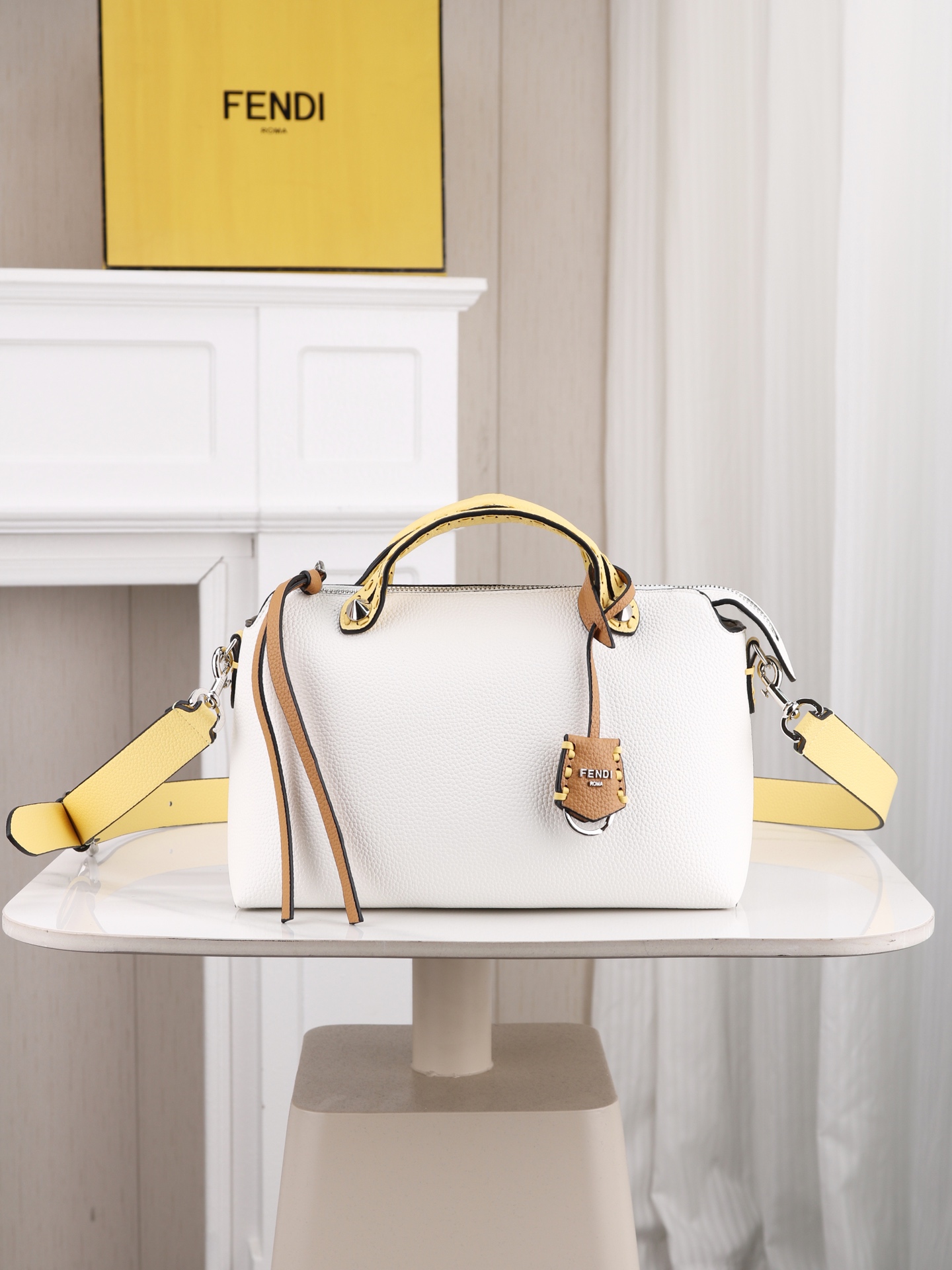 型号1119 FENDI^ 新品波士顿手提包~ 经典老花布料搭配小牛皮材质,双提手和吊坠,可调节可拆卸肩带,顶部拉链设计 型号1119 FENDI^ 新品波士顿手提包~ 经典老花布料搭配小牛皮材质,双提手和吊坠,可调节可拆卸肩带,顶部拉链设计