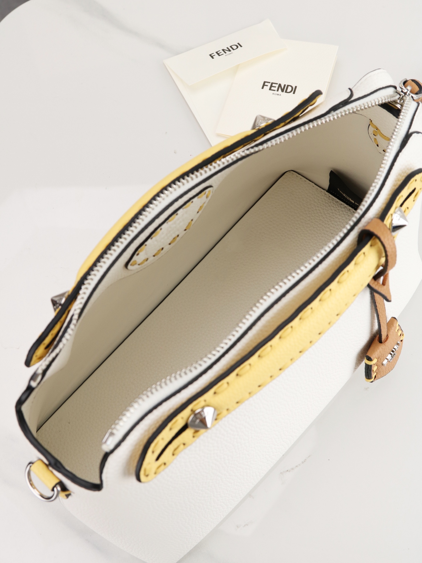 型号1119 FENDI^ 新品波士顿手提包~ 经典老花布料搭配小牛皮材质,双提手和吊坠,可调节可拆卸肩带,顶部拉链设计 型号1119 FENDI^ 新品波士顿手提包~ 经典老花布料搭配小牛皮材质,双提手和吊坠,可调节可拆卸肩带,顶部拉链设计