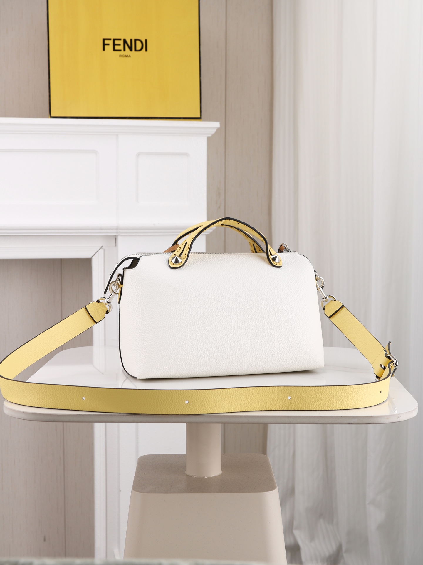型号1119 FENDI^ 新品波士顿手提包~ 经典老花布料搭配小牛皮材质,双提手和吊坠,可调节可拆卸肩带,顶部拉链设计 型号1119 FENDI^ 新品波士顿手提包~ 经典老花布料搭配小牛皮材质,双提手和吊坠,可调节可拆卸肩带,顶部拉链设计