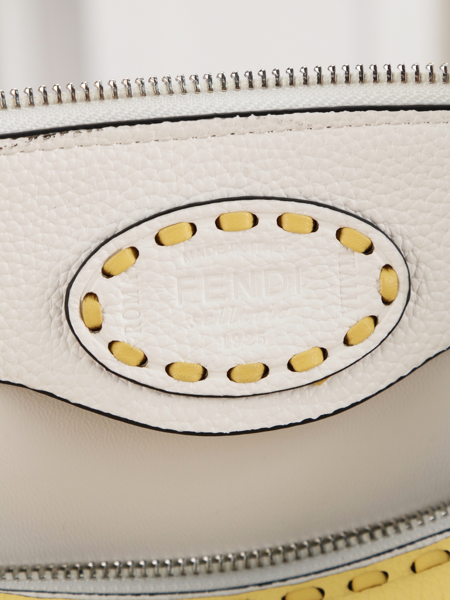 型号1119 FENDI^ 新品波士顿手提包~ 经典老花布料搭配小牛皮材质,双提手和吊坠,可调节可拆卸肩带,顶部拉链设计 型号1119 FENDI^ 新品波士顿手提包~ 经典老花布料搭配小牛皮材质,双提手和吊坠,可调节可拆卸肩带,顶部拉链设计