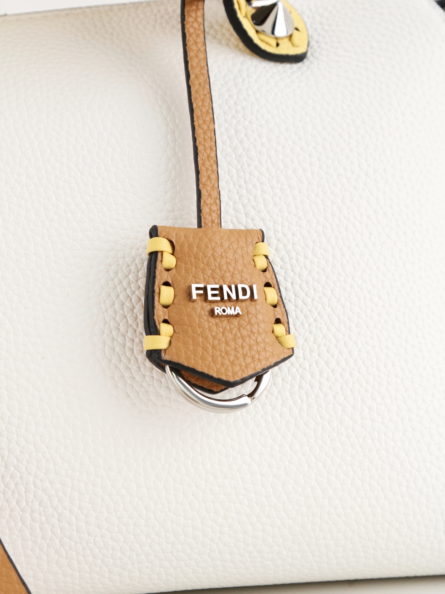 型号1119 FENDI^ 新品波士顿手提包~ 经典老花布料搭配小牛皮材质,双提手和吊坠,可调节可拆卸肩带,顶部拉链设计 型号1119 FENDI^ 新品波士顿手提包~ 经典老花布料搭配小牛皮材质,双提手和吊坠,可调节可拆卸肩带,顶部拉链设计