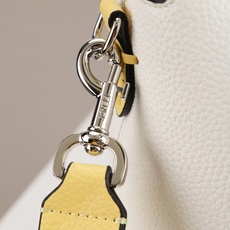 型号1119 FENDI^ 新品波士顿手提包~ 经典老花布料搭配小牛皮材质,双提手和吊坠,可调节可拆卸肩带,顶部拉链设计 型号1119 FENDI^ 新品波士顿手提包~ 经典老花布料搭配小牛皮材质,双提手和吊坠,可调节可拆卸肩带,顶部拉链设计