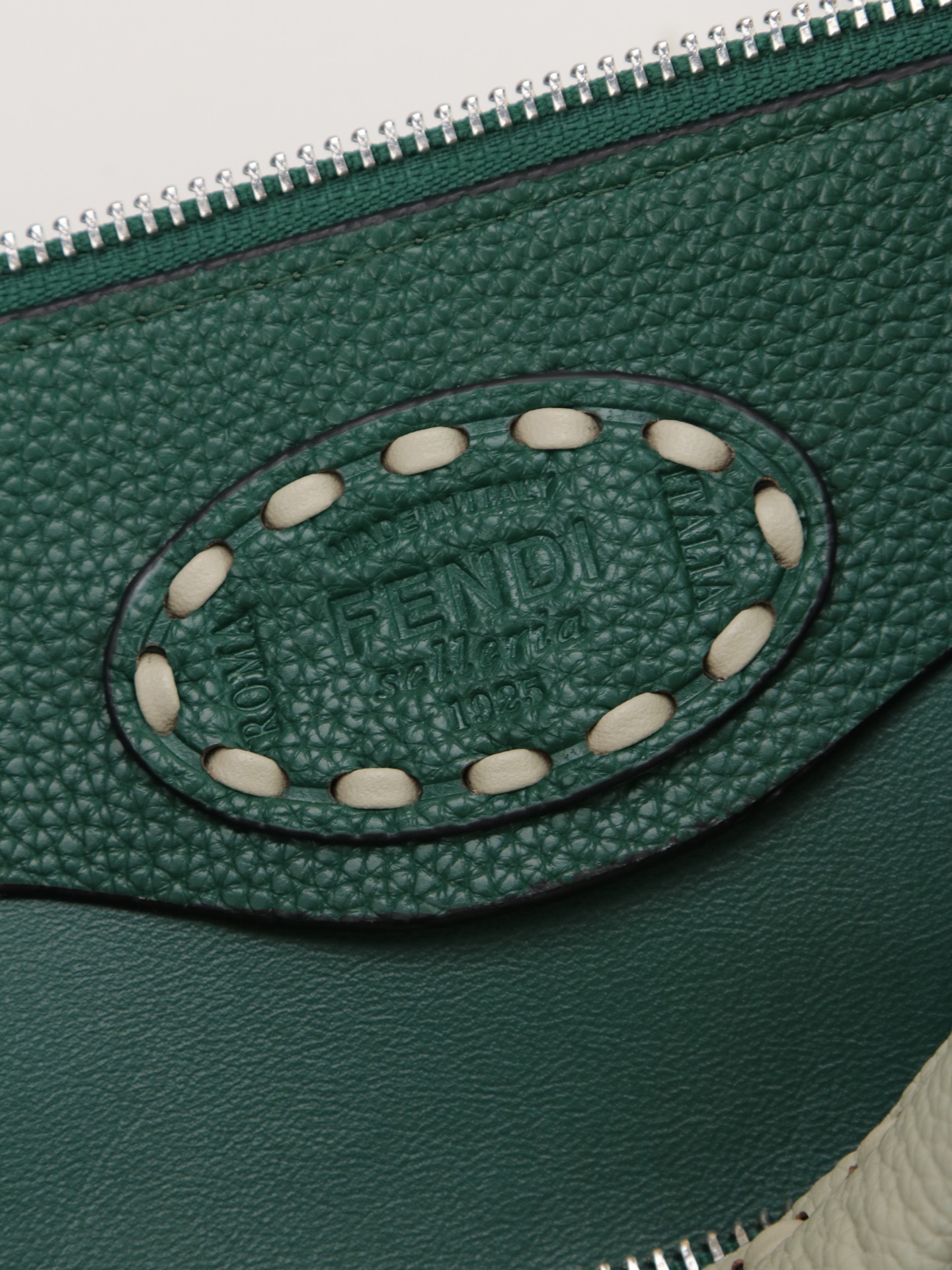 型号1119 FENDI^ 新品波士顿手提包～ 经典老花布料搭配小牛皮材质，双提手和吊坠，可调节可拆卸肩带，顶部拉链设计