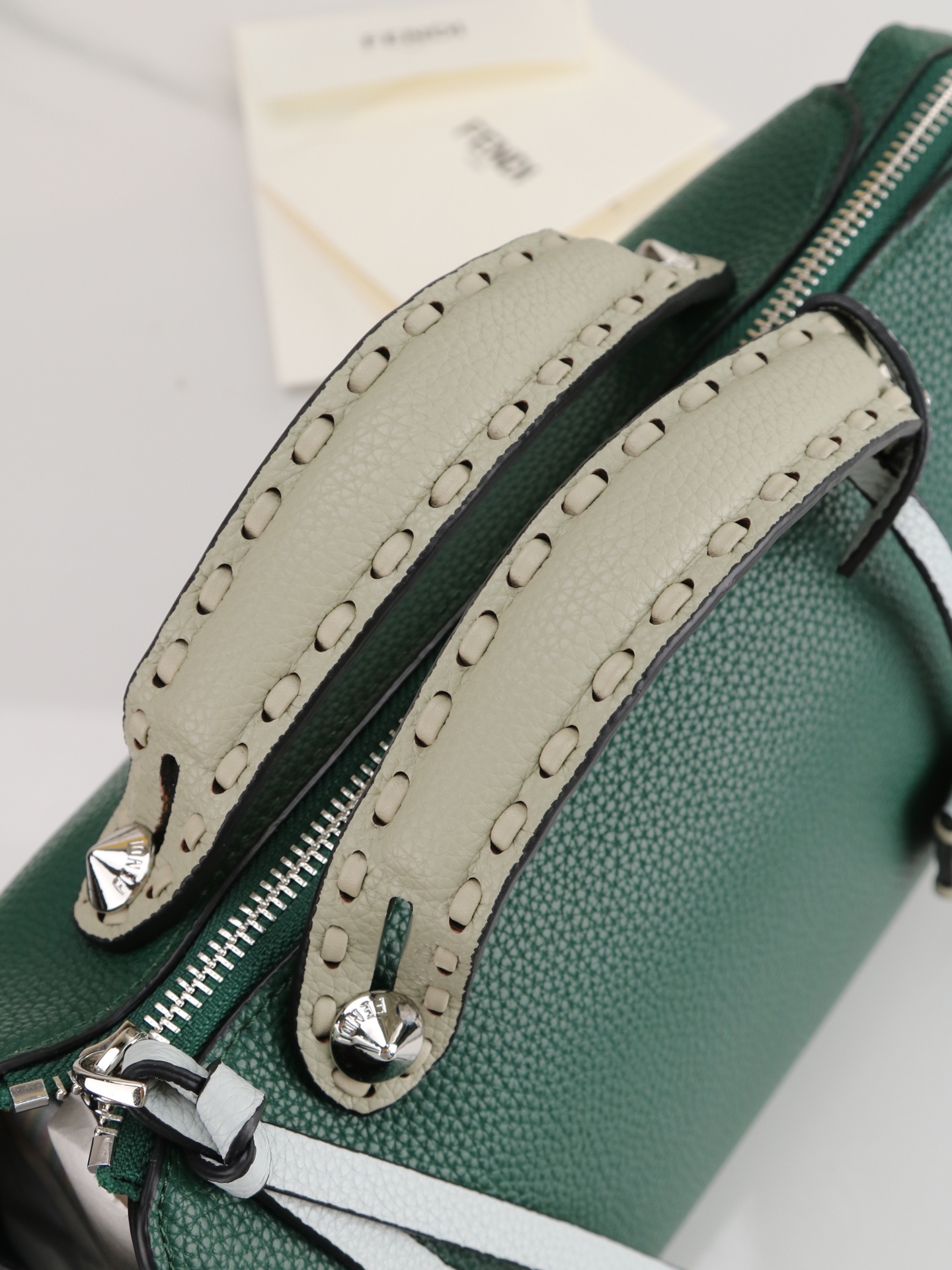 型号1119 FENDI^ 新品波士顿手提包～ 经典老花布料搭配小牛皮材质，双提手和吊坠，可调节可拆卸肩带，顶部拉链设计