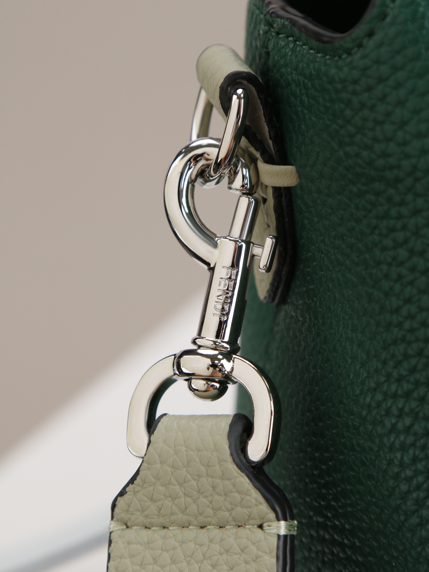 型号1119 FENDI^ 新品波士顿手提包～ 经典老花布料搭配小牛皮材质，双提手和吊坠，可调节可拆卸肩带，顶部拉链设计