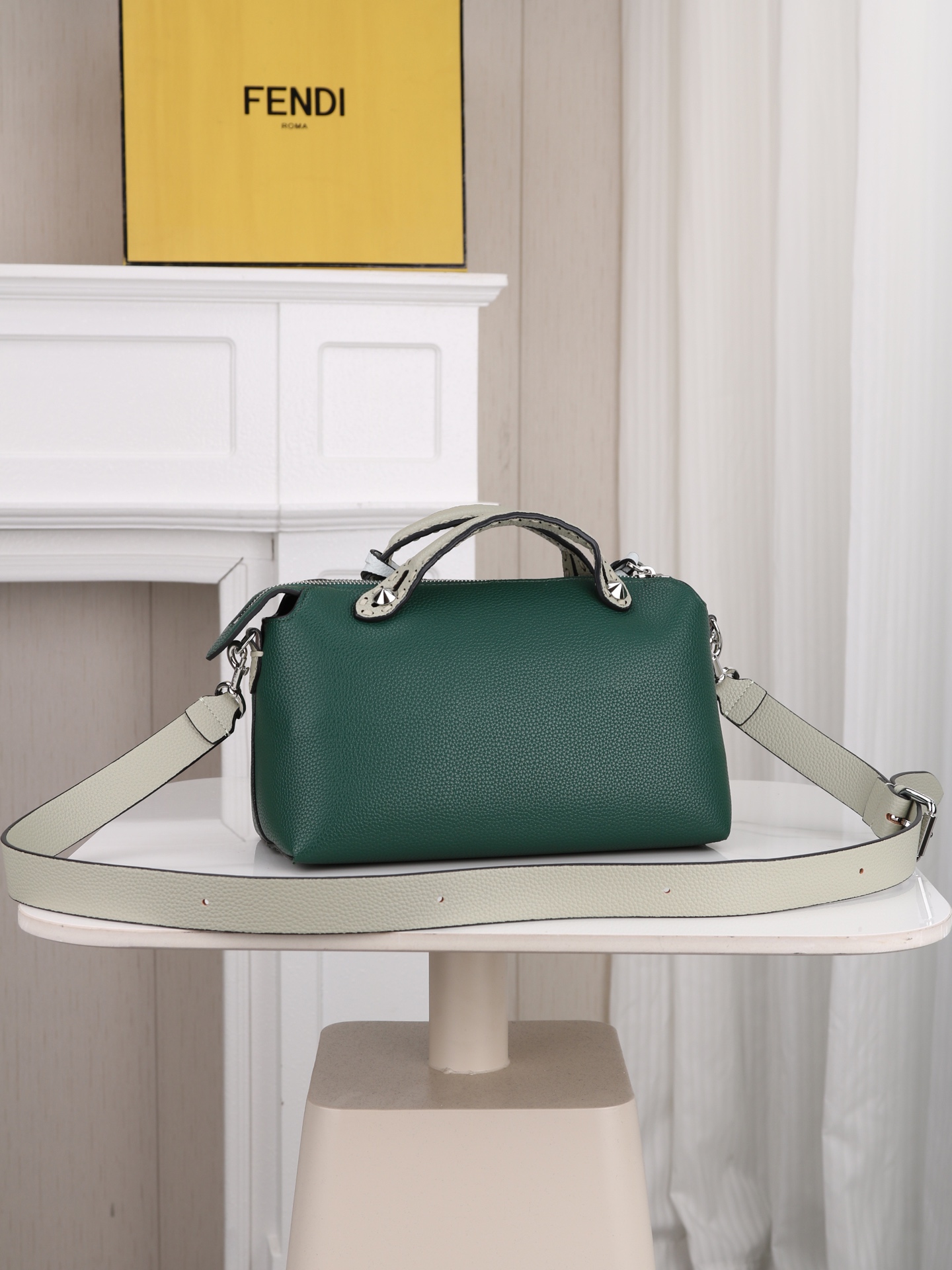 型号1119 FENDI^ 新品波士顿手提包～ 经典老花布料搭配小牛皮材质，双提手和吊坠，可调节可拆卸肩带，顶部拉链设计